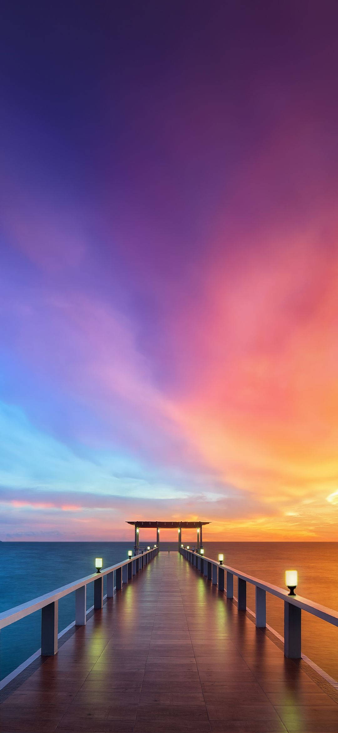 Note 8 永恆海天 壁紙 — 在充滿活力的紫色、橙色和藍色日落天空下，一條木製碼頭延伸入海洋。
