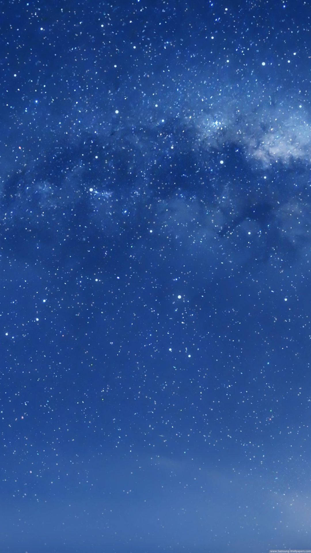 深藍色夜空中星星閃爍的銀河系