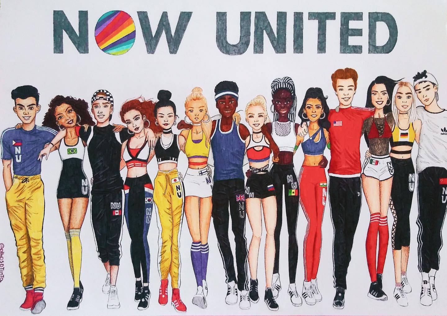 一群不同年輕運動員穿著國家主題運動服，站在NOW UNITED橫幅下。