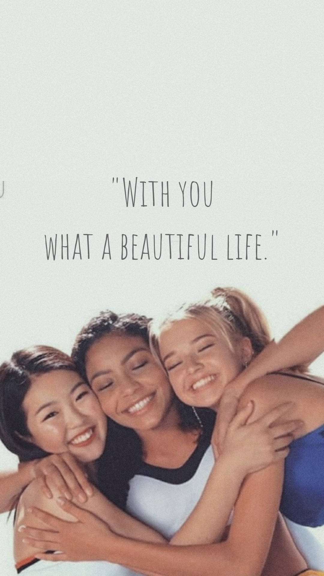 Now United《Beautiful Life》溫馨畫面 壁紙 — 三位微笑的年輕女性在純色背景前熱情擁抱，並附有引文「與你一起，美麗人生。」