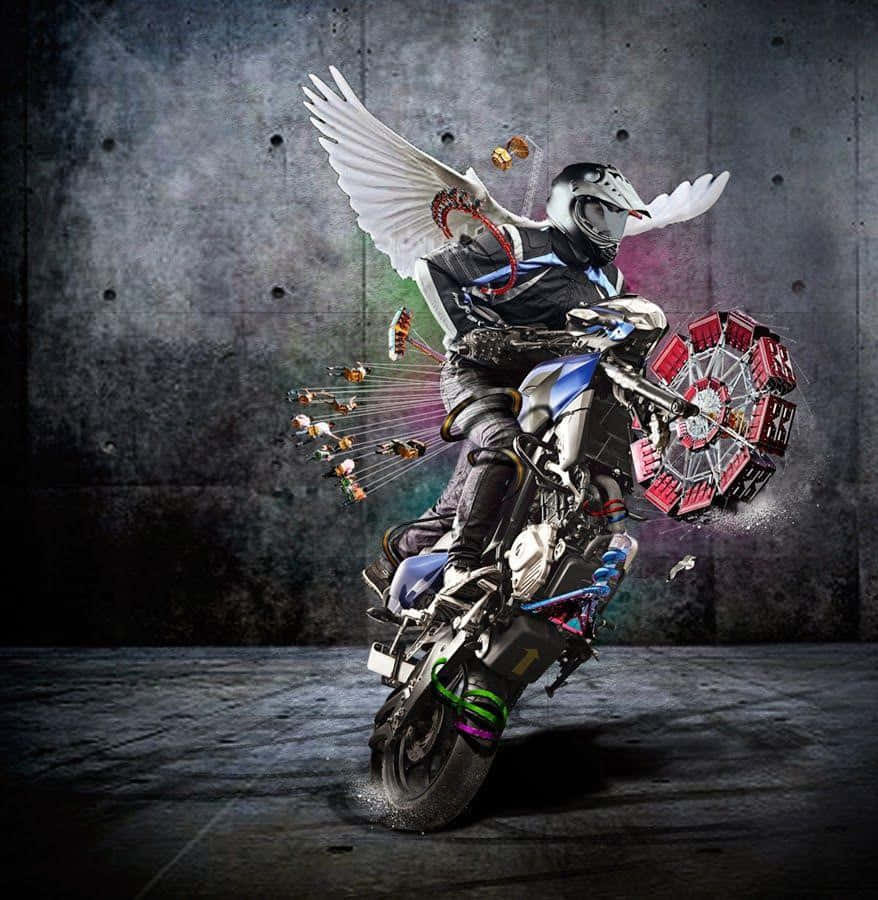 電單車手戴著天使翅膀在混凝土車庫中騎著未來風格的電單車。