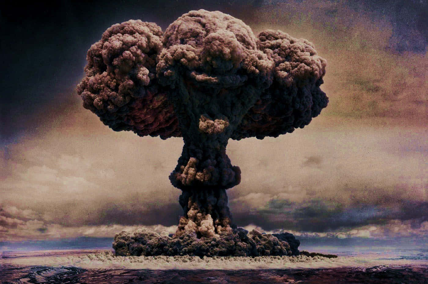 核爆蘑菇雲在貧瘠的土地上升起。