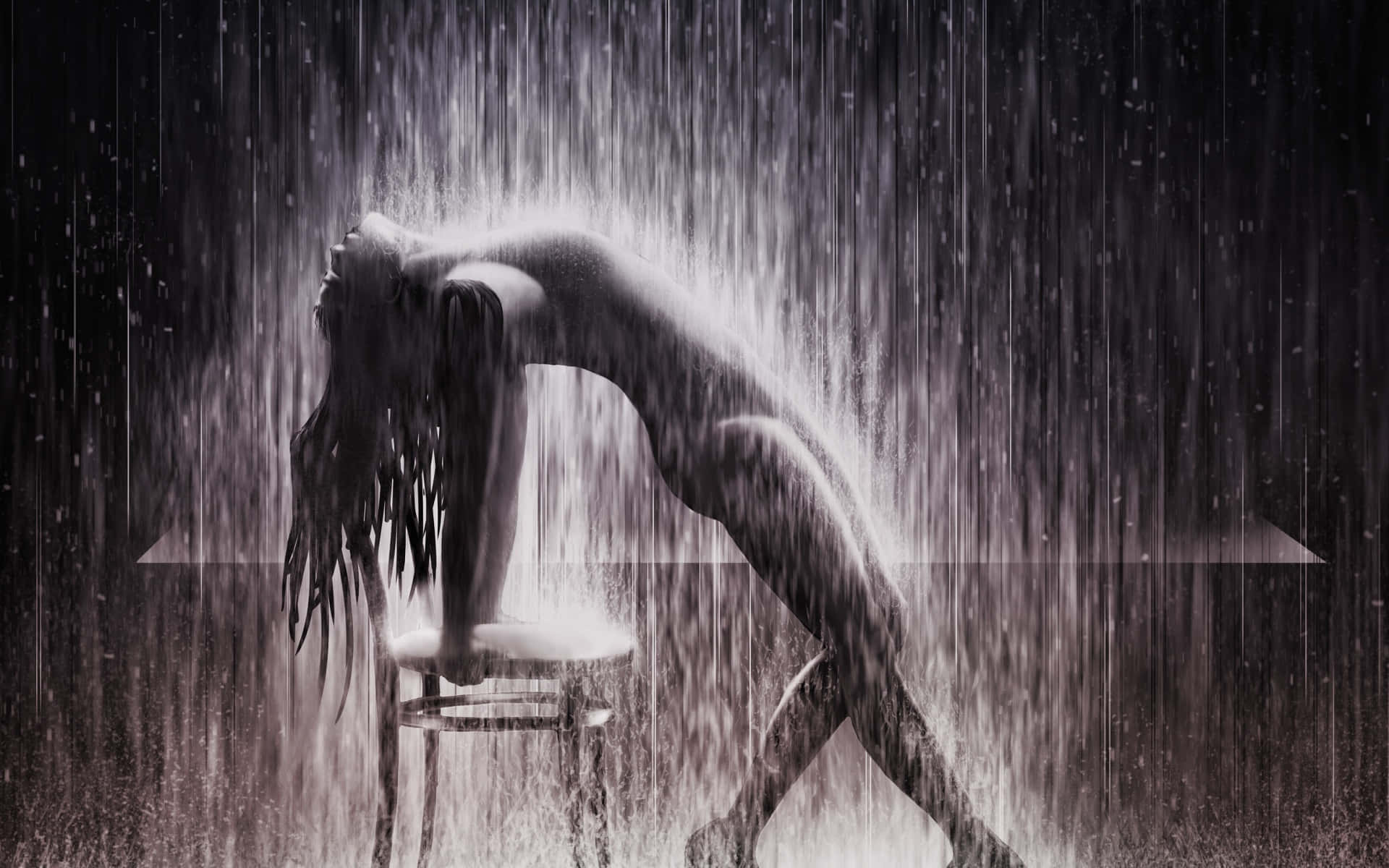  壁紙 — 一個裸體人物在傾盆大雨下向後拱起，坐在一張凳子上，背景是單色調的簡潔環境。