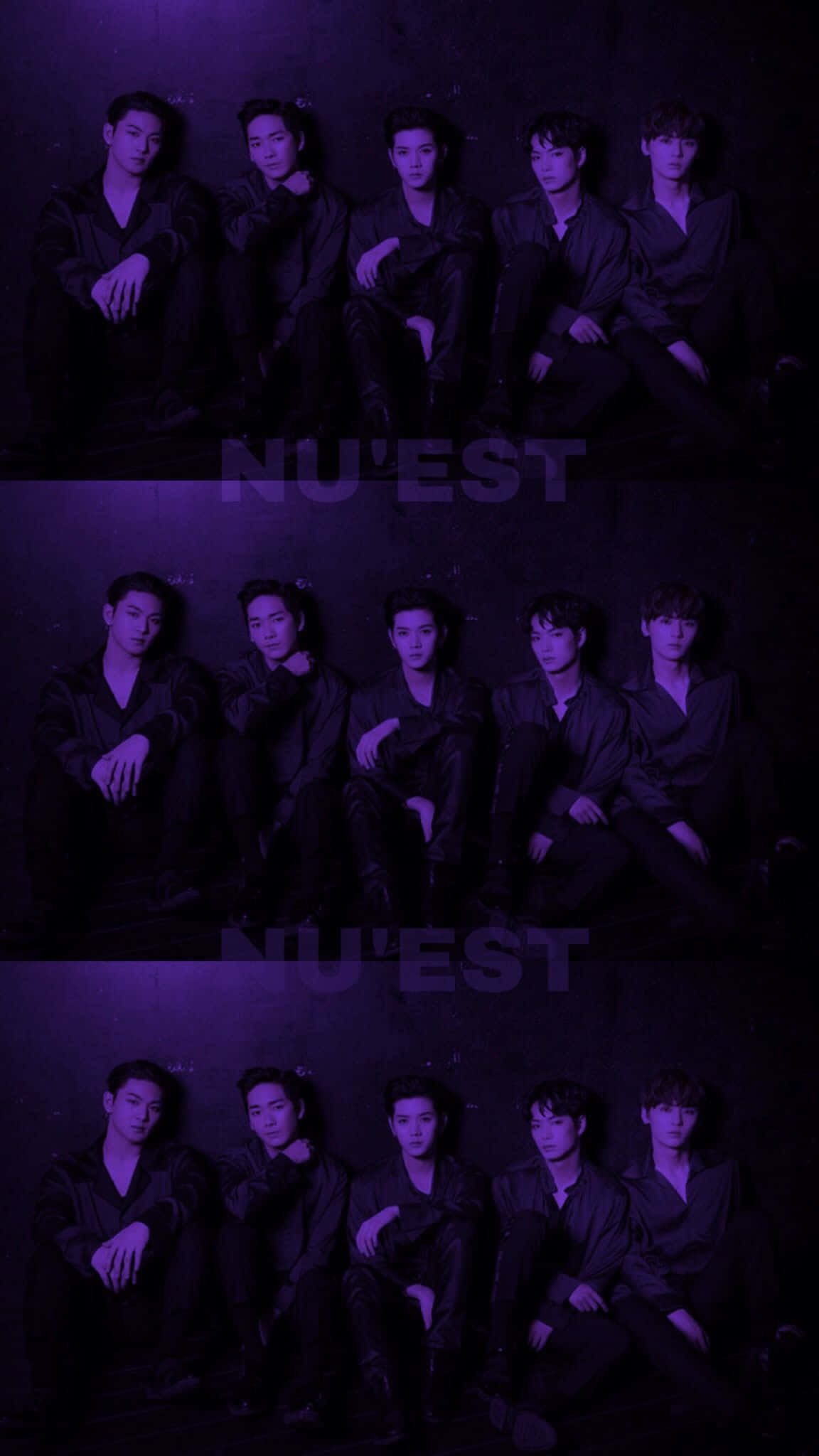 Nuest K-pop 男子團體深紫色主題 壁紙 — 五個身穿黑色長袍的男人在黑色背景前，在強烈的紫色燈光下一字排開坐著。