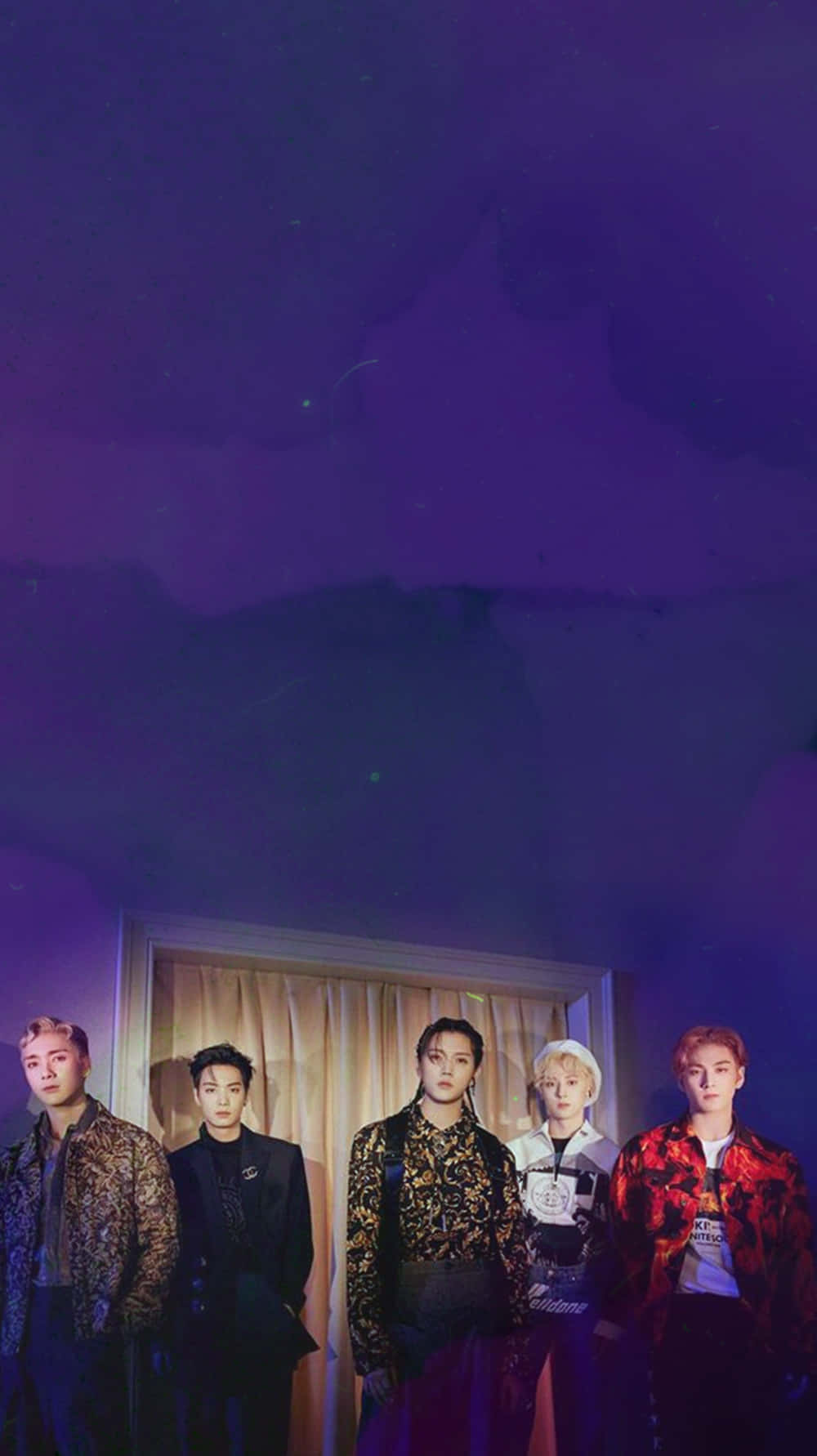 NUEST K-pop男子團體暗調風格 壁紙 — 五位穿著圖案外套的時尚男士站在深紫色天空下，周圍漂浮著發光粒子。