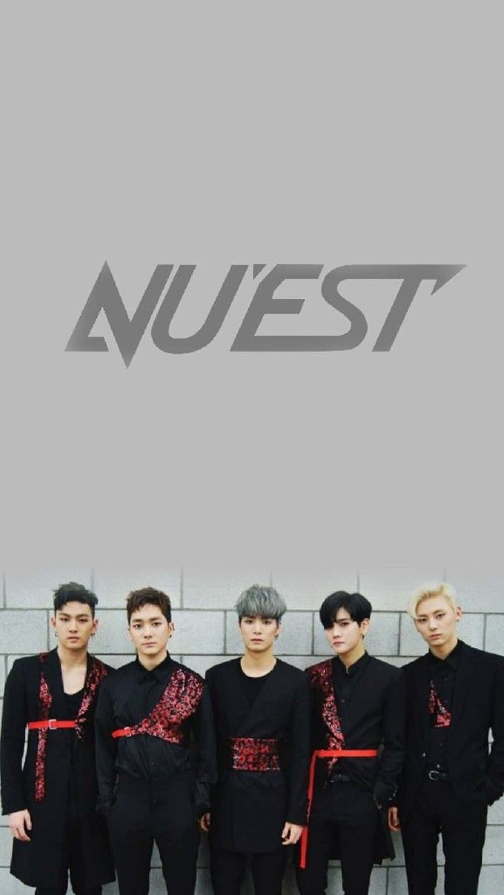 NUEST KPOP 男子團體和服灰調美學照 壁紙 — 五名身穿黑色服裝配紅色點綴的男子站在灰色磚牆前，上方有大型NU'EST標誌。