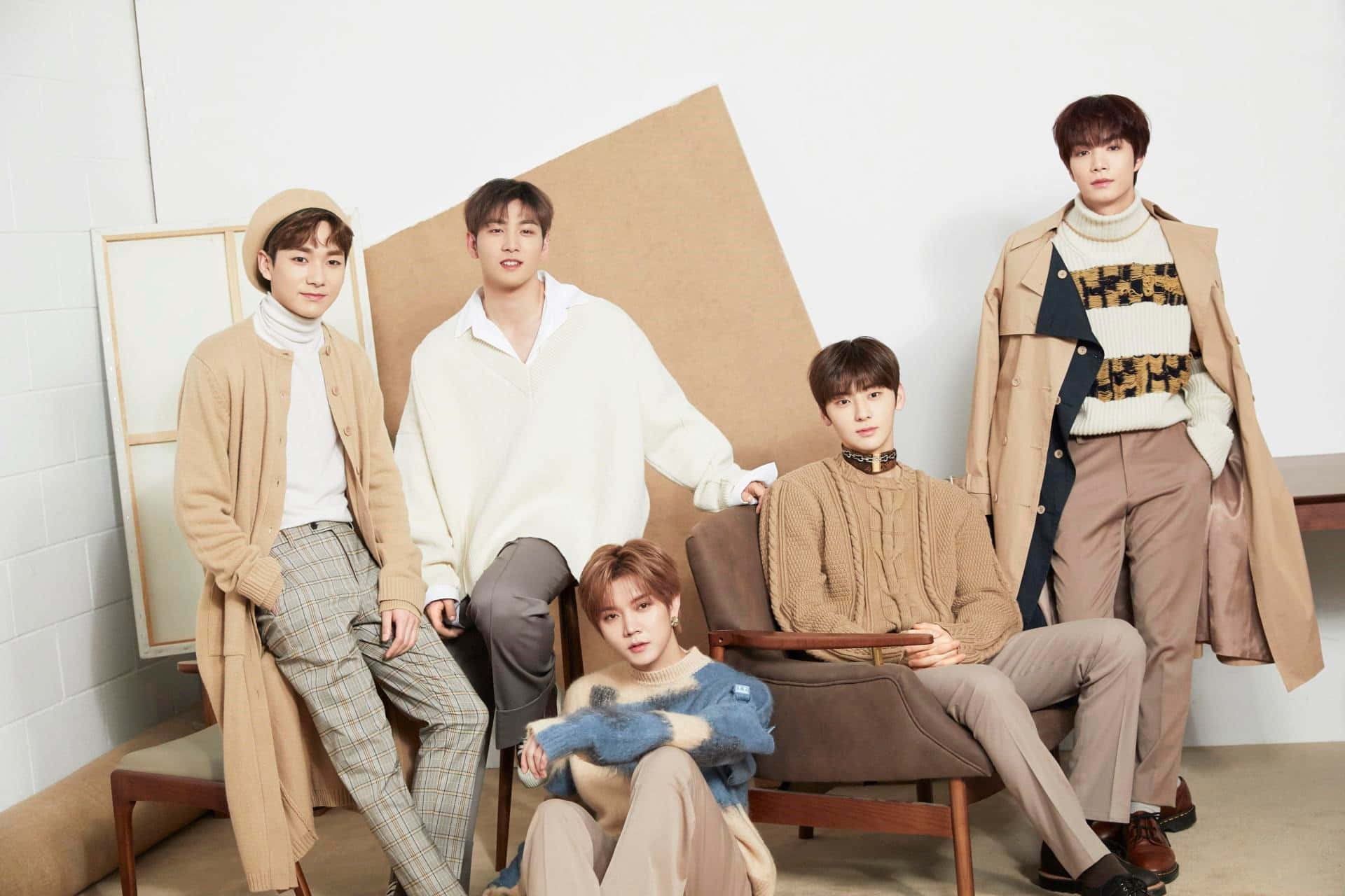 NUEST KPOP 男子團體雜誌拍攝 壁紙 — 五位時尚年輕男士身著米色和奶油色調，在極簡主義工作室中與幾何紙板道具隨意擺姿勢。