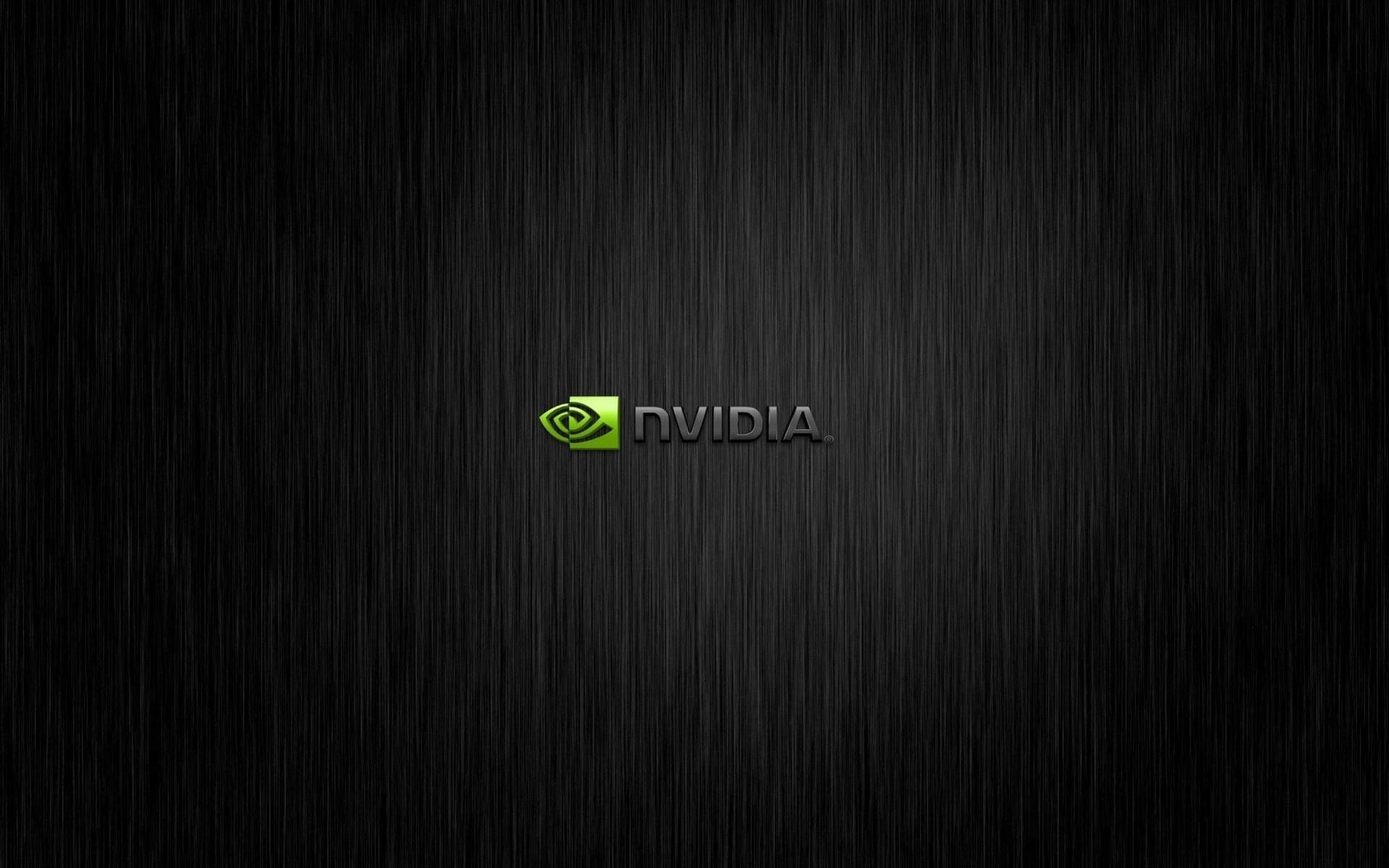 經典黑色 Nvidia HD 壁紙 — Nvidia 標誌居中在深色拉絲金屬紋理背景上。