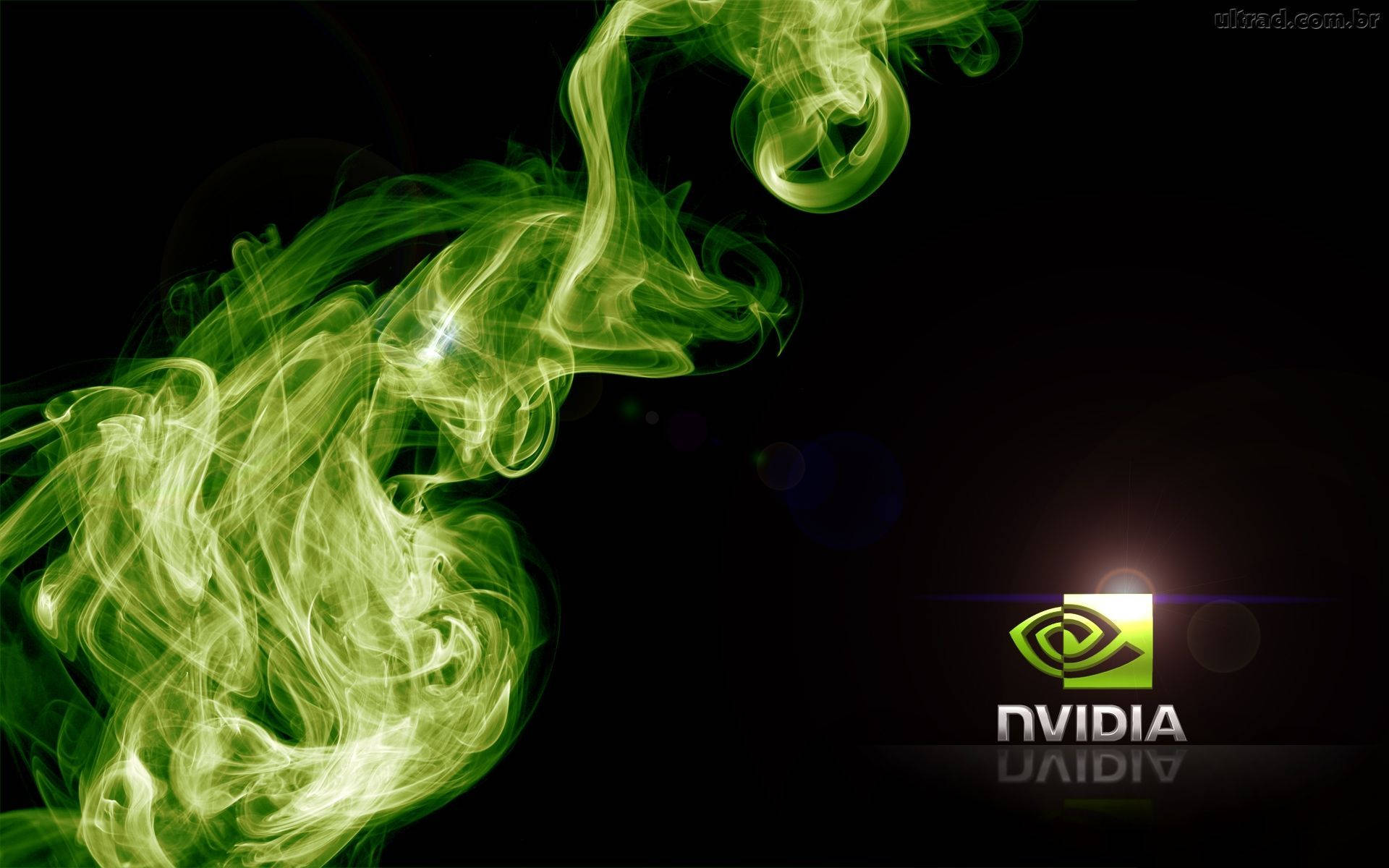 Nvidia綠光標誌 壁紙 — 充滿活力的綠色煙霧在黑色背景上動態旋轉，帶有發光的NVIDIA標誌。