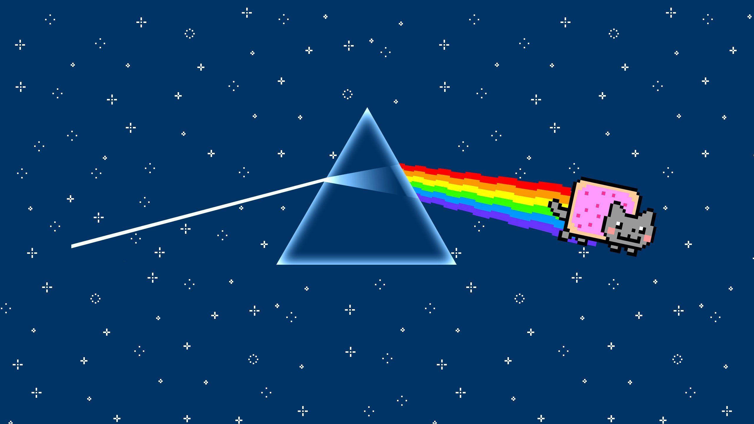 Nyan Cat 棱鏡 壁紙 — 一隻像素化的貓咪帶著粉紅色糖果包裝紙，飛過星空夜空，在玻璃棱鏡後留下一道彩虹痕跡。