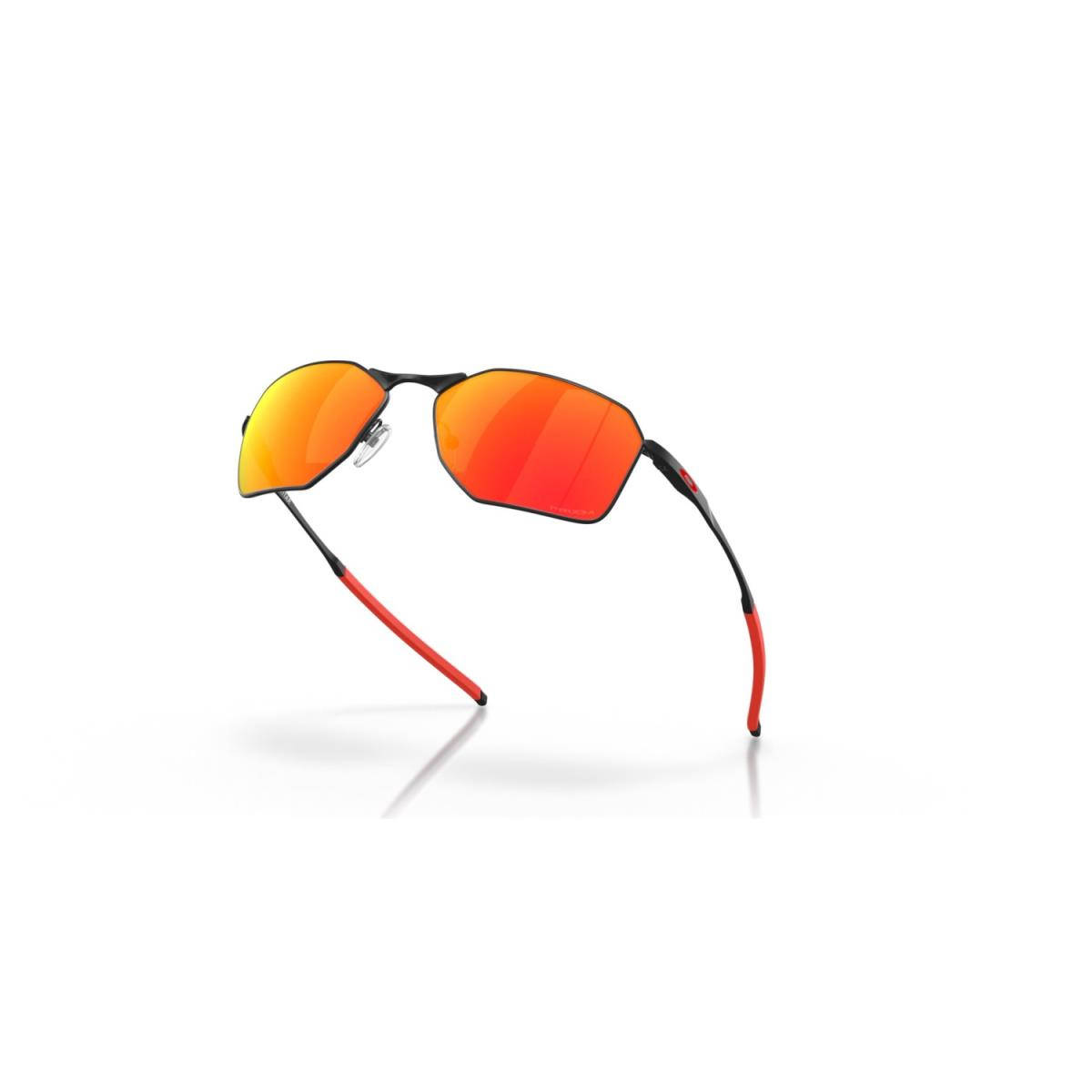 Oakley Savitar運動冒險太陽眼鏡 壁紙 — 現代運動太陽眼鏡，帶有鮮豔橙色漸變鏡片和黑紅色鏡框，白色背景。