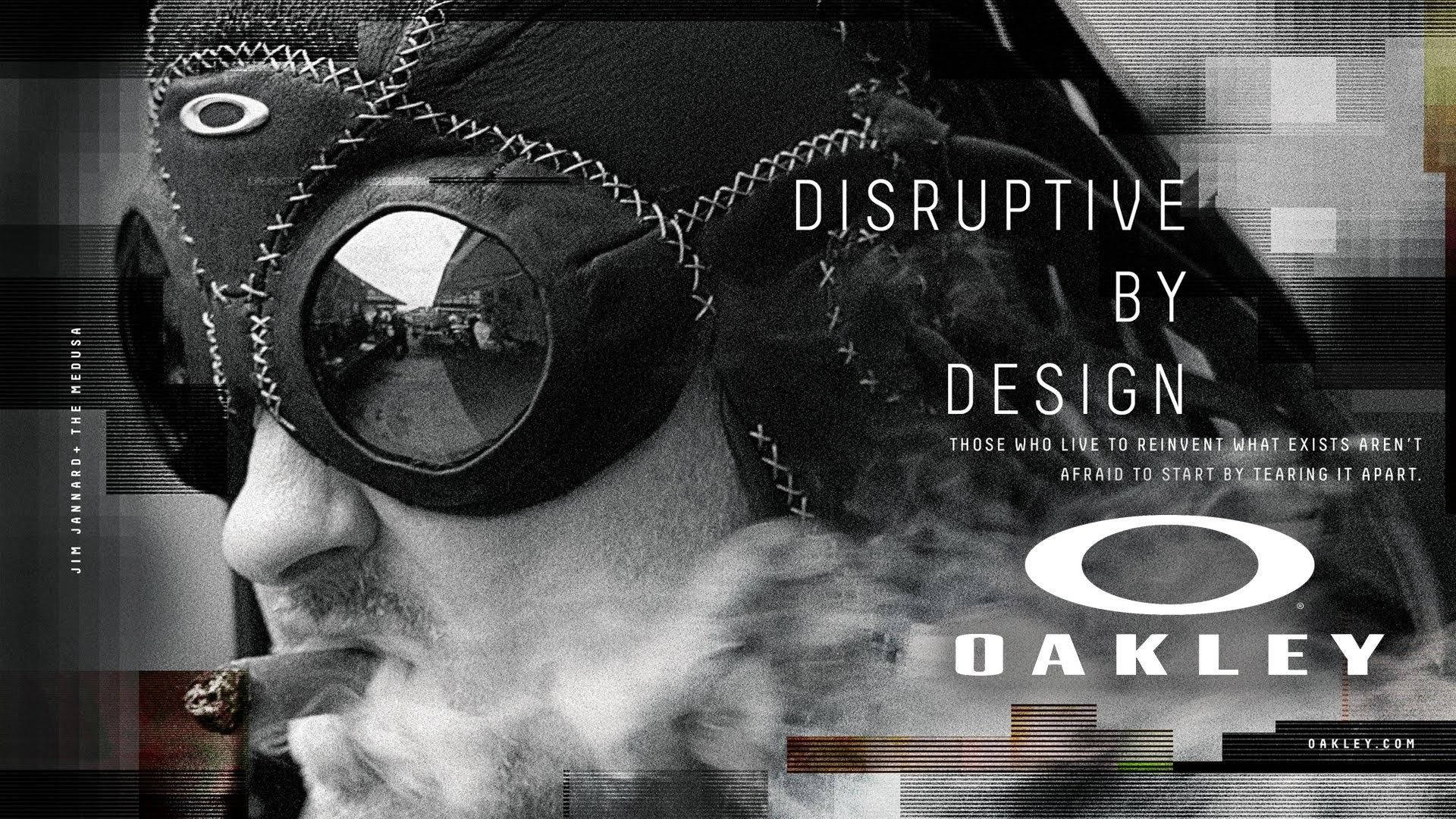 Oakley 黑白太陽眼鏡 壁紙 — 一個戴著縫合皮革面具和護目鏡的男人在帶有粗體Oakley品牌的故障單色背景上呼出煙霧。