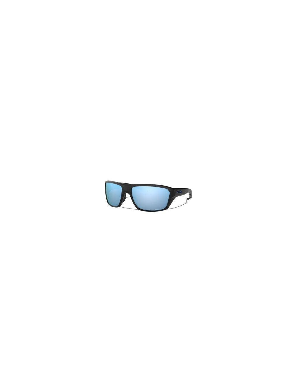 Oakley男士運動太陽眼鏡 壁紙 — 一副時尚黑色鏡框太陽眼鏡，配淺藍色鏡面鏡片，置於純白背景中央。