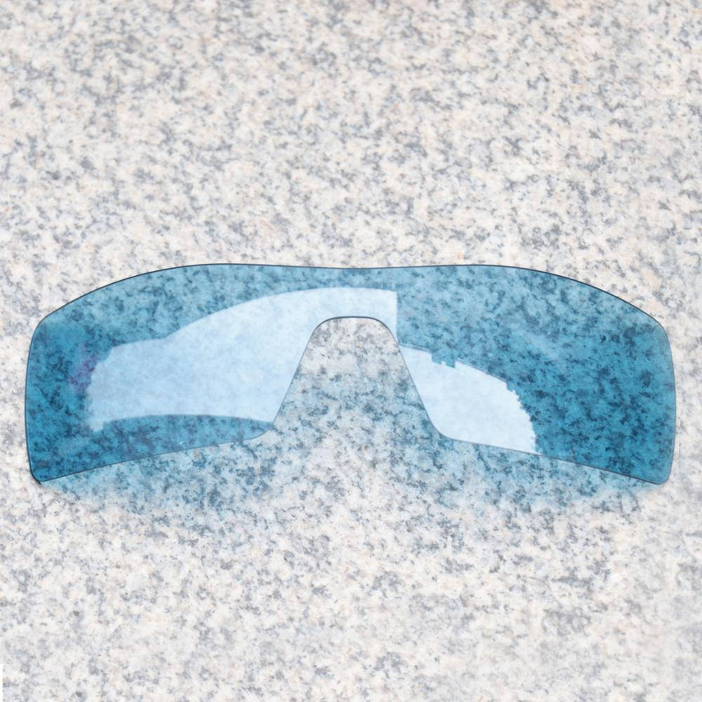 Oakley藍色運動冒險太陽眼鏡 壁紙 — 一塊時尚的藍色運動太陽眼鏡鏡片放置在斑點花崗岩表面上。