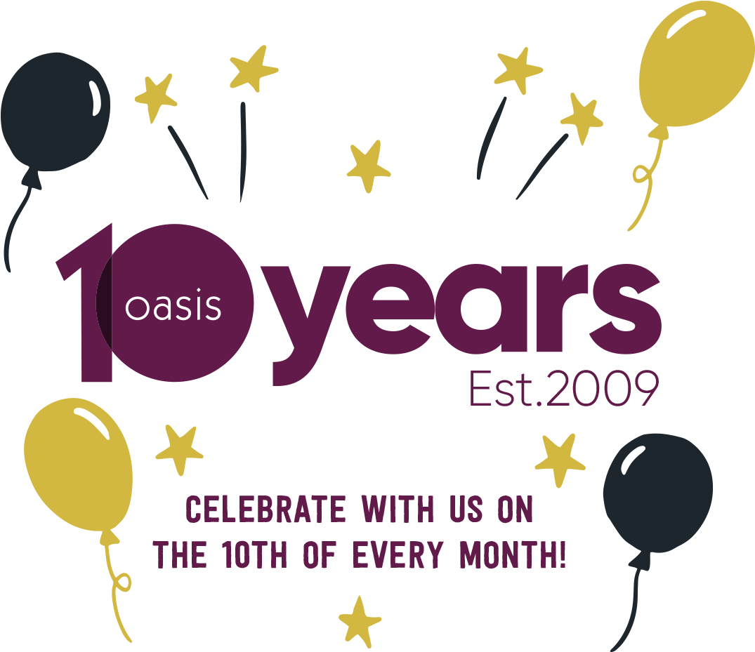 Oasis 10 週年慶祝活動 壁紙 — 一個慶祝圖形，紫色文字宣佈「10年」，周圍環繞著金色和黑色氣球及星星，背景為黑色。