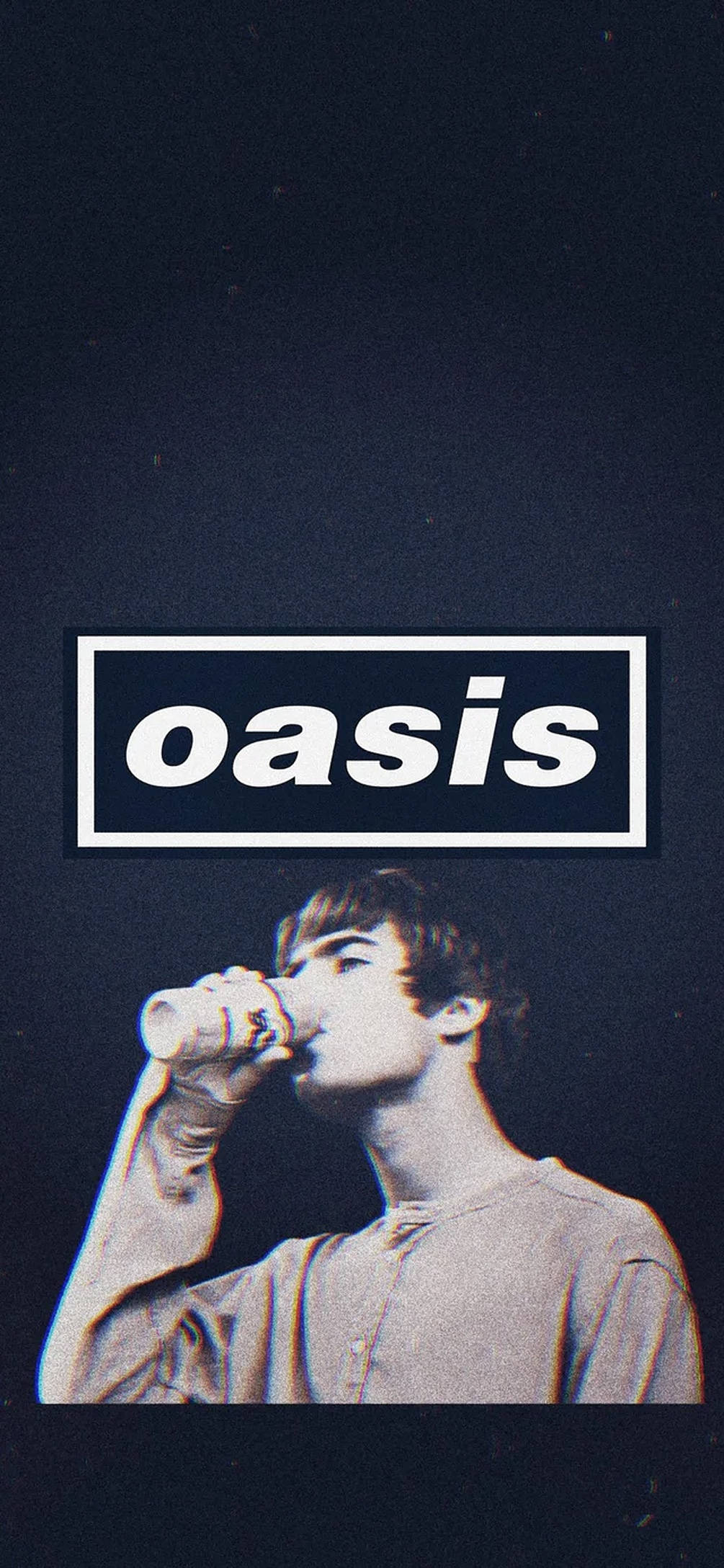 Oasis樂隊Liam 壁紙 — 一個人在深色背景前從一個罐子裡喝東西，罐子上有一個白色盒子，裡面寫著「oasis」這個詞。