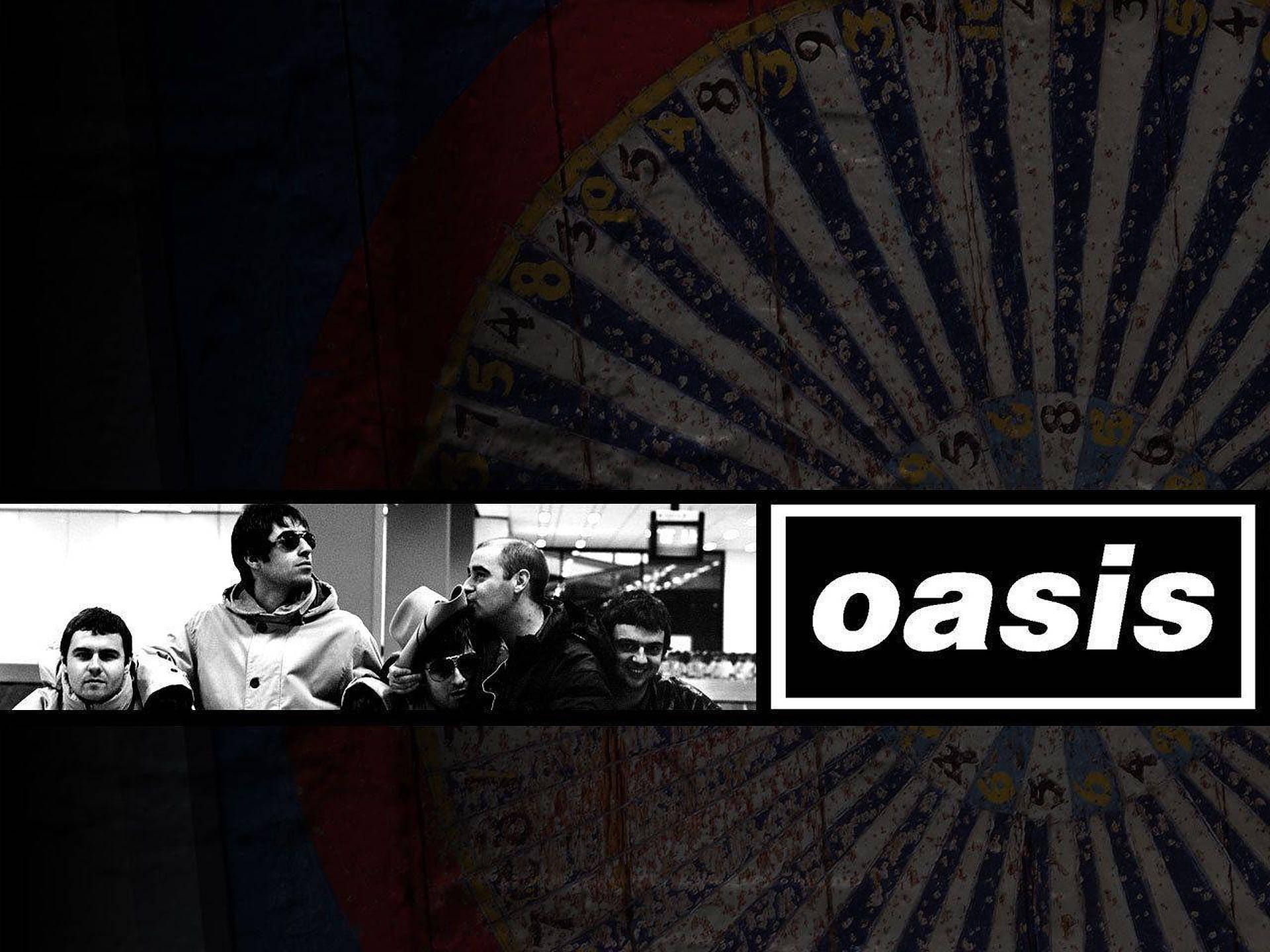Oasis樂隊黑調主題 壁紙 — 一張四個男人的黑白照片，背景是褪色的馬戲團車輪，並有粗體白色文字 oasis。