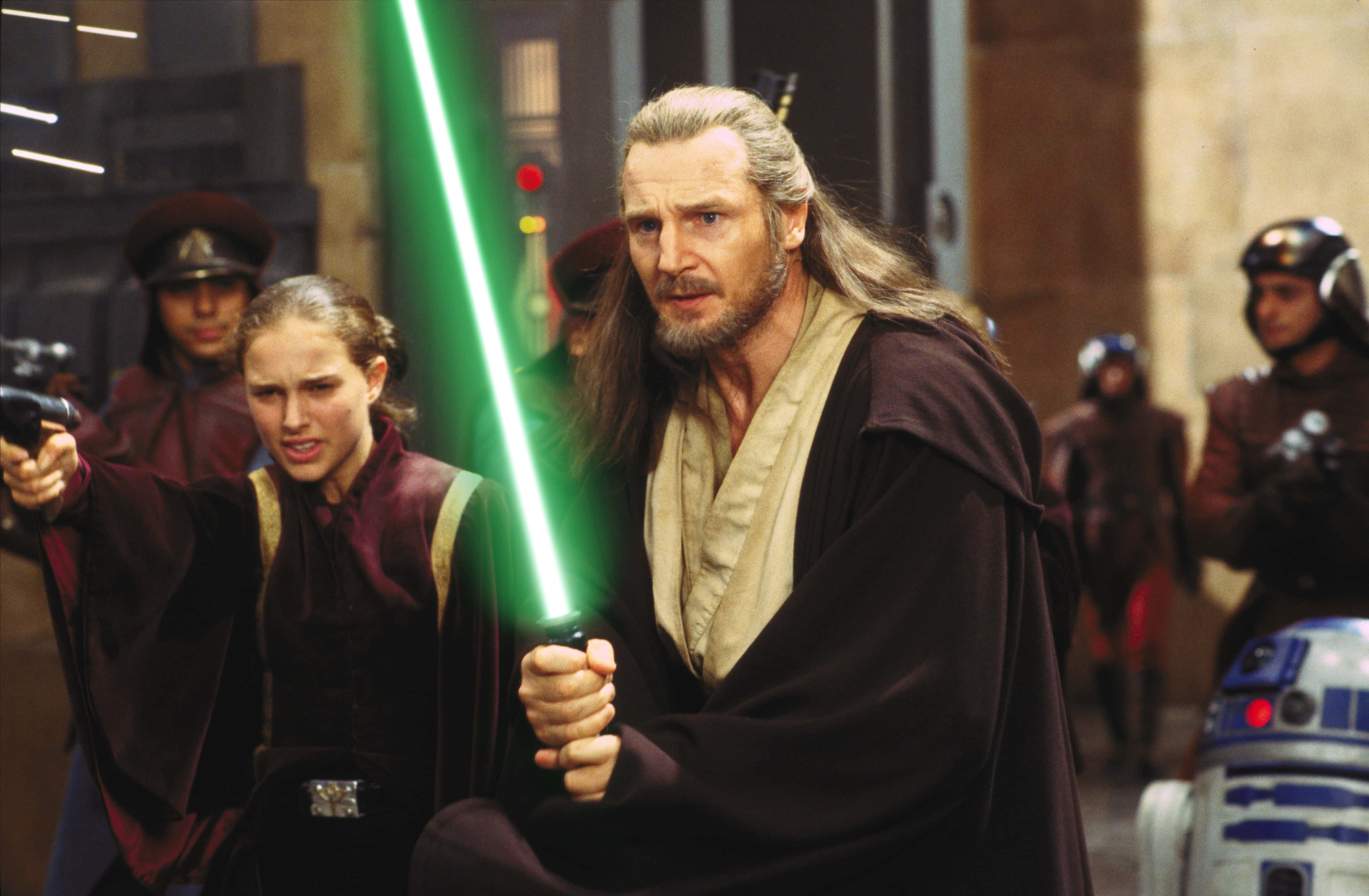 The Phantom Menace 桌布 壁紙 — Obi-Wan Kenobi 揮舞綠色光劍，而Padme Amidala在緊張的走廊中瞄準爆能槍，R2-D2在附近。