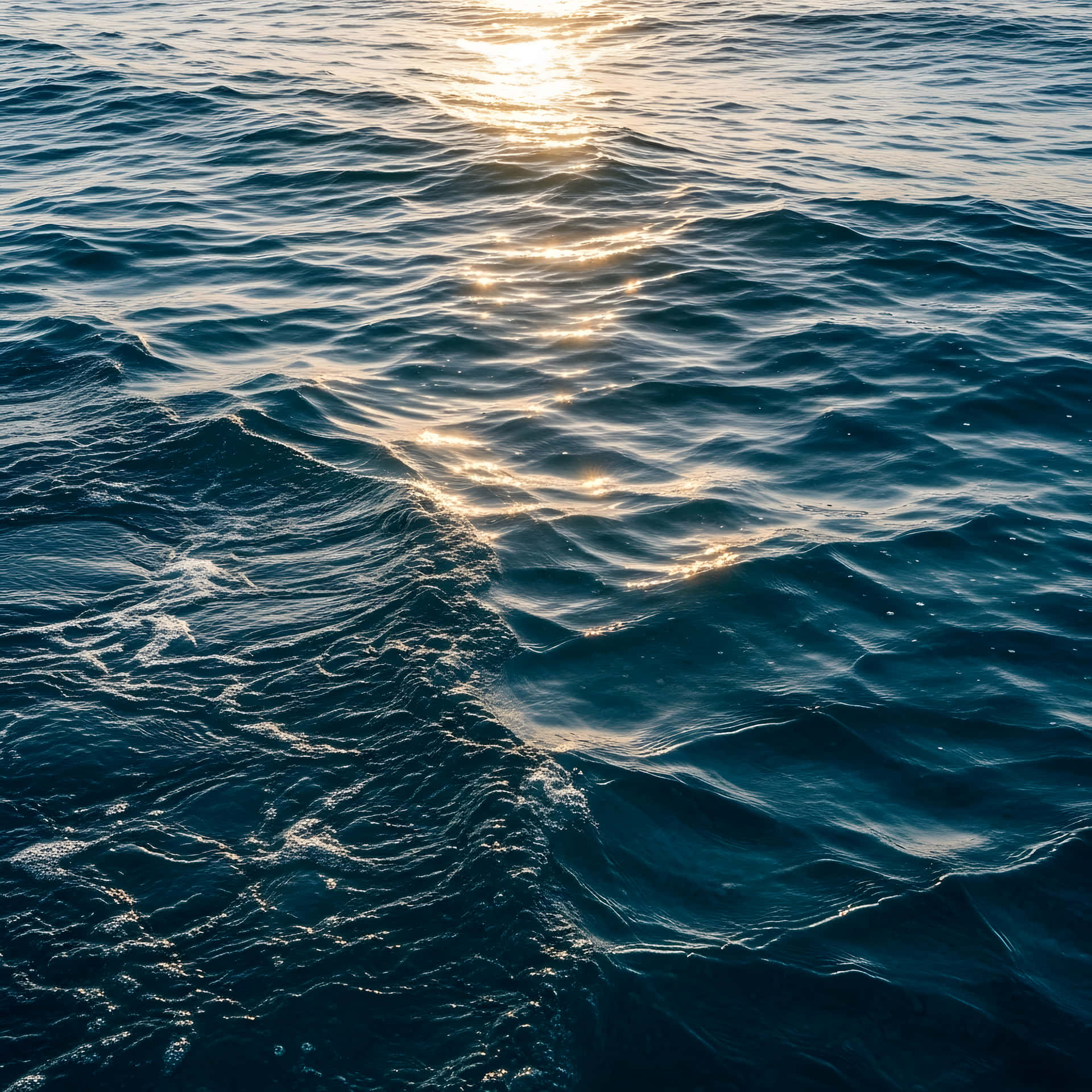 陽光反射在紋理藍色海浪上