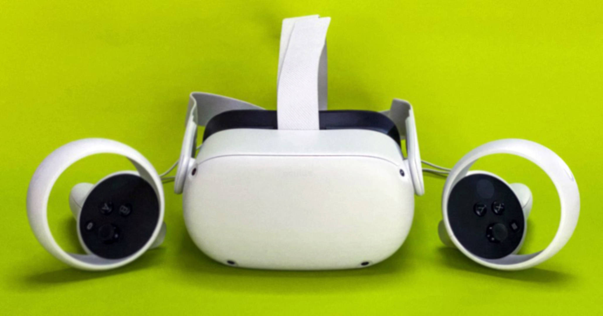 Oculus Quest 2頭戴裝置與控制器 壁紙 — 白色VR頭戴式裝置及控制器，配以鮮亮青檸綠色背景。