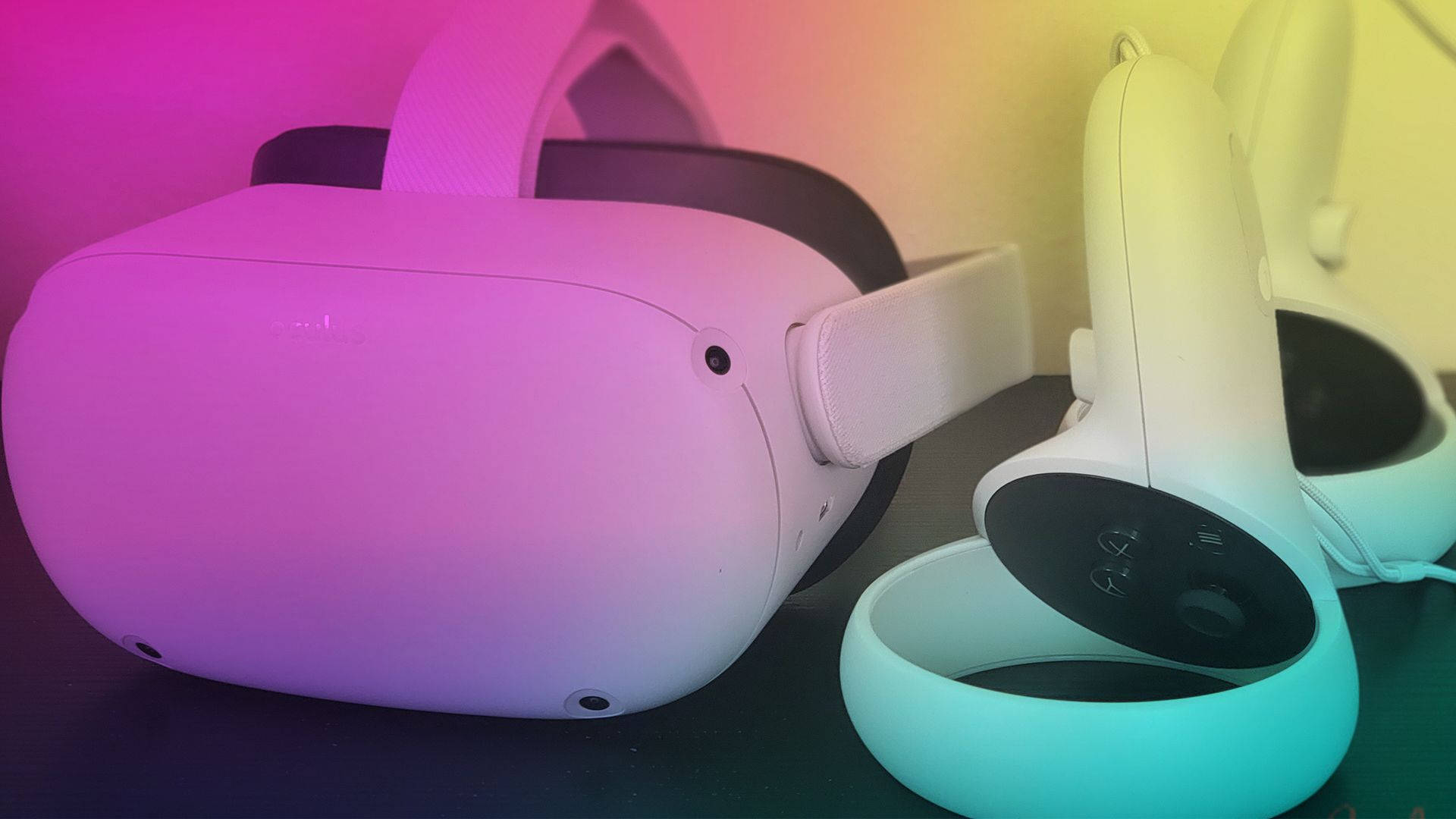 柔和色系 Oculus Quest 2 藝術 壁紙 — 一個時尚的白色VR頭戴式裝置和控制器在黑暗表面上，在充滿活力的粉紅色和黃色環境照明下發光。