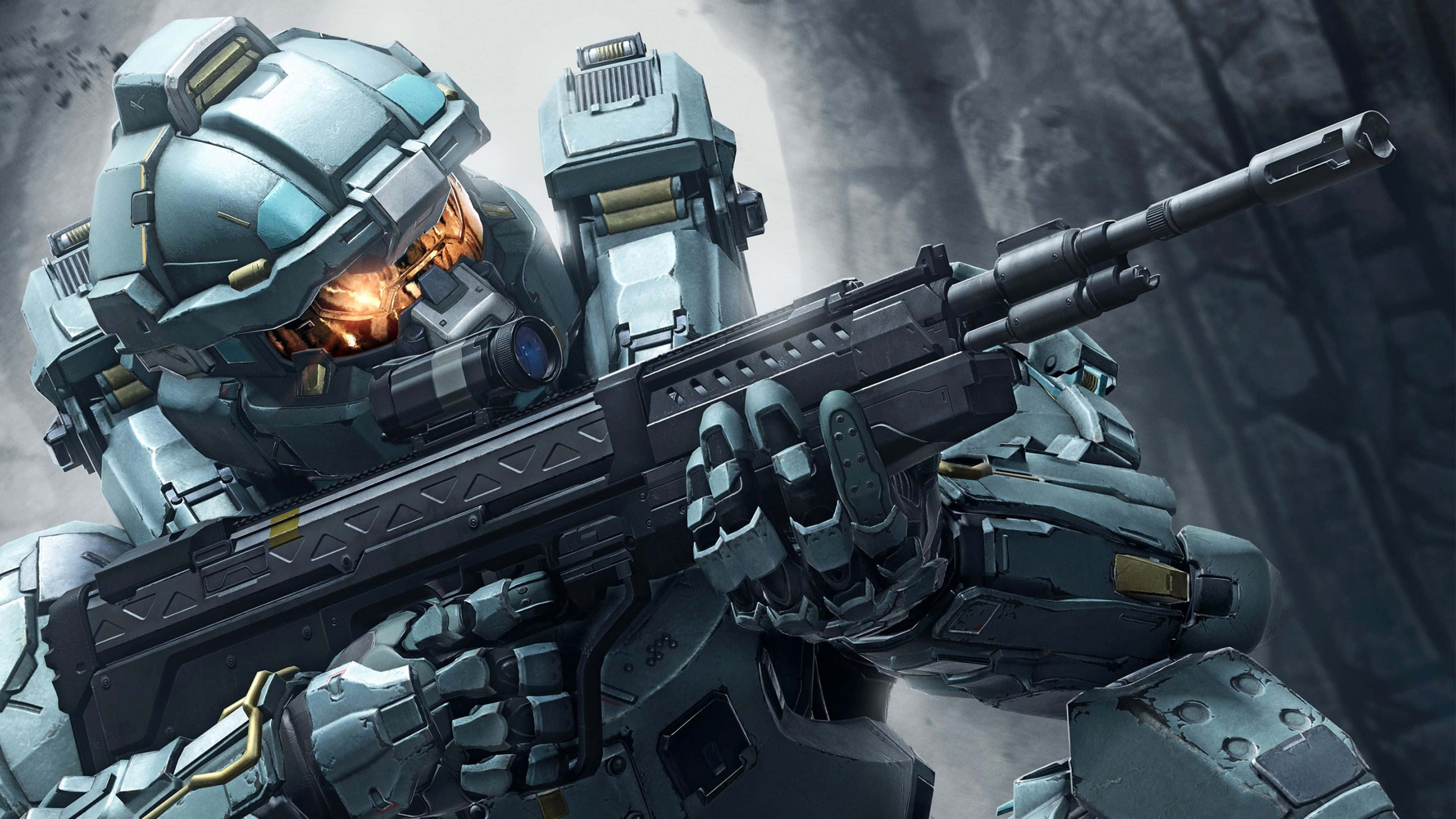 《光環：ODST》4K中衝鋒兵瞄準槍械 壁紙 — 一名身穿重甲、眼睛發出橙色光芒的士兵在煙霧彌漫的戰區瞄準一支大型步槍。