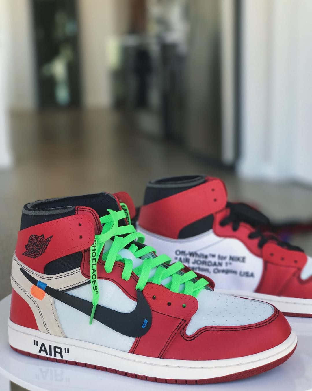 紅白黑色的 Off White x Nike Air Jordan 1 運動鞋，配有螢光綠色鞋帶。