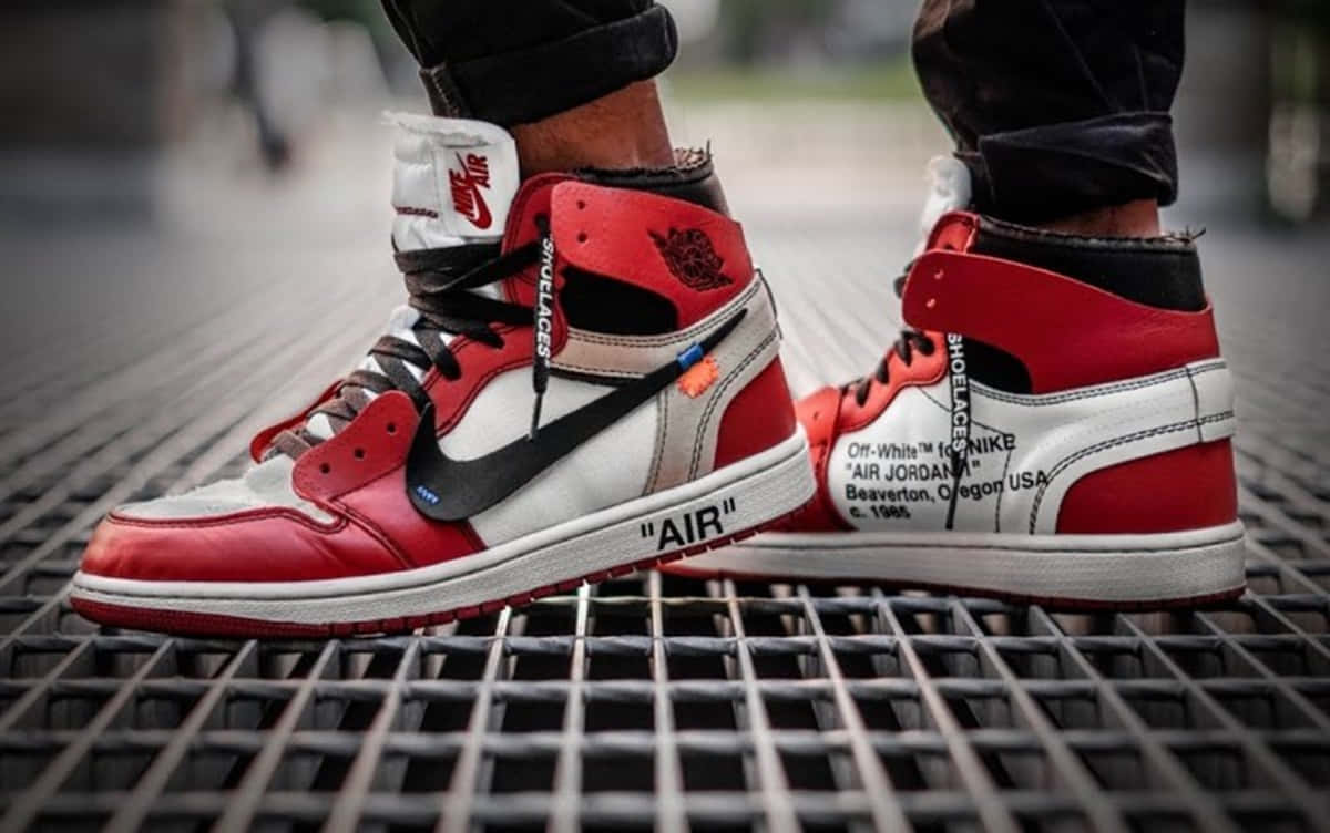 金屬格柵上的紅色和白色 Off-White x Air Jordan 1 運動鞋。