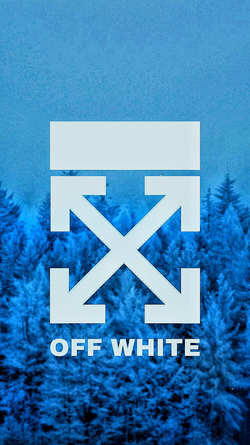 藍天下雪松上的 Off White 標誌