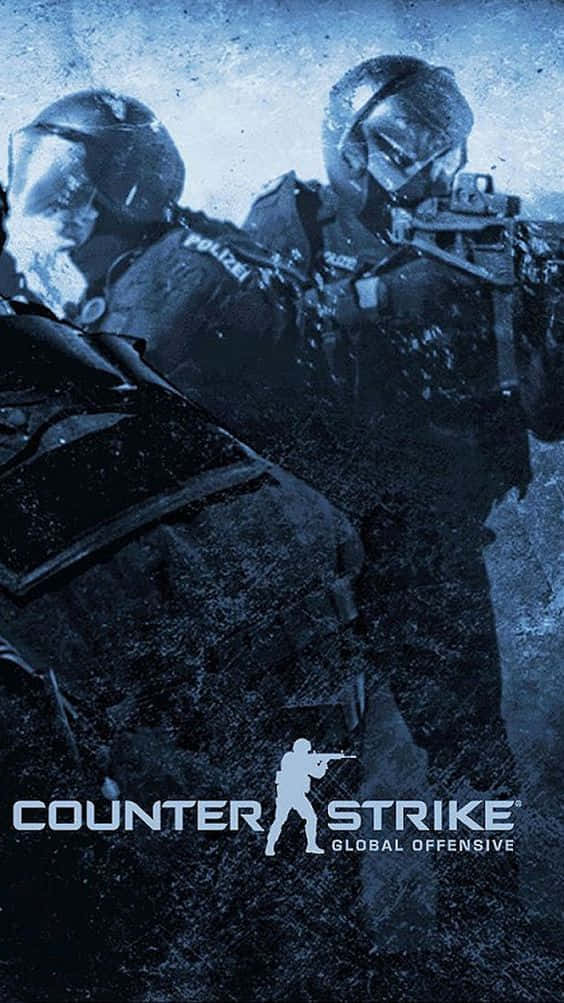 反恐精英：全球 Offensive 武裝玩家背景 壁紙 — 兩名全副武裝的戰術警察在粗糙的藍色調城市環境中前進，底部有Counter Strike標誌。