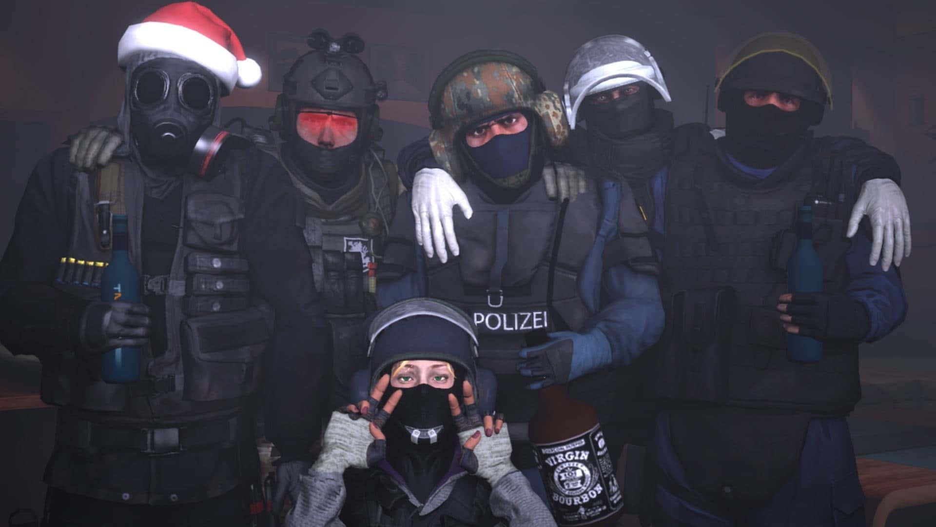 《反恐精英：全球 Offensive》高能槍戰高清畫面 壁紙 — 六個戴面具的戰術人物身穿黑色裝備一起擺姿勢，其中一人戴著聖誕帽，在昏暗的房間裡拿著瓶子。