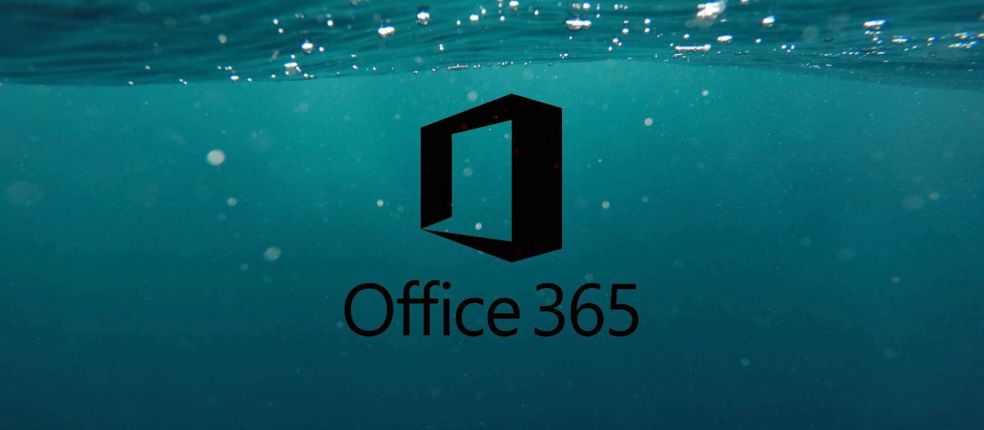 Office 365 標誌沉沒在清澈的藍色水中，光線從上方過濾。