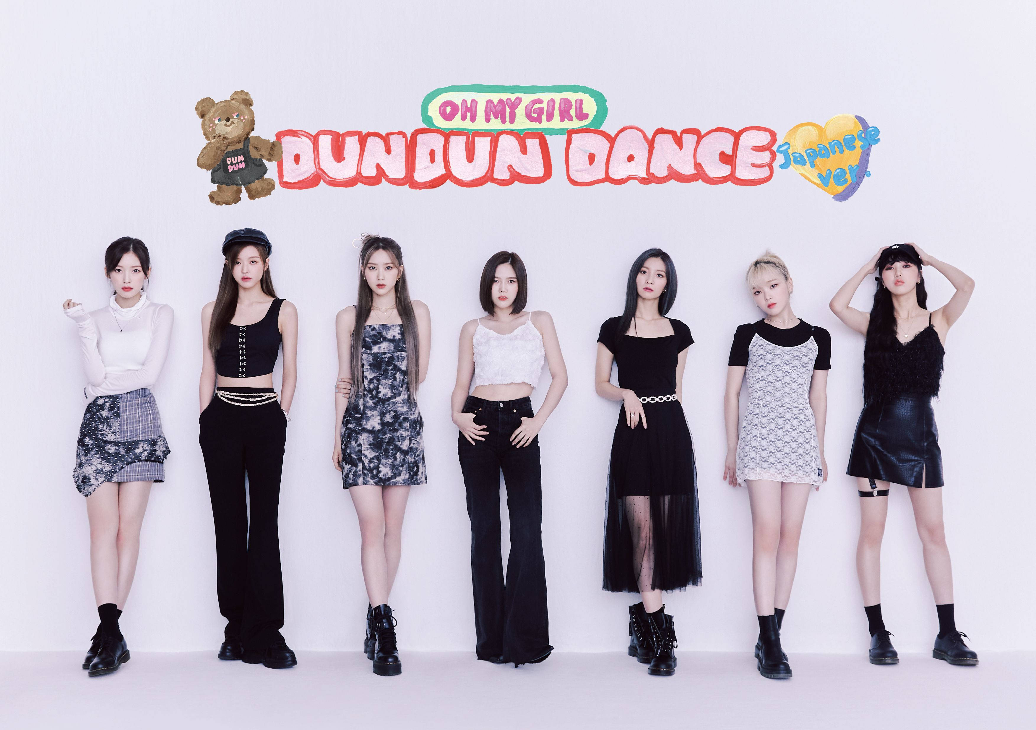 OH MY GIRL 時尚酷感造型 壁紙 — 七位時尚的K-pop女孩在白色背景前自信地擺出潮流造型，並帶有色彩繽紛的「OH MY GIRL DUN DUN DANCE」品牌標誌。