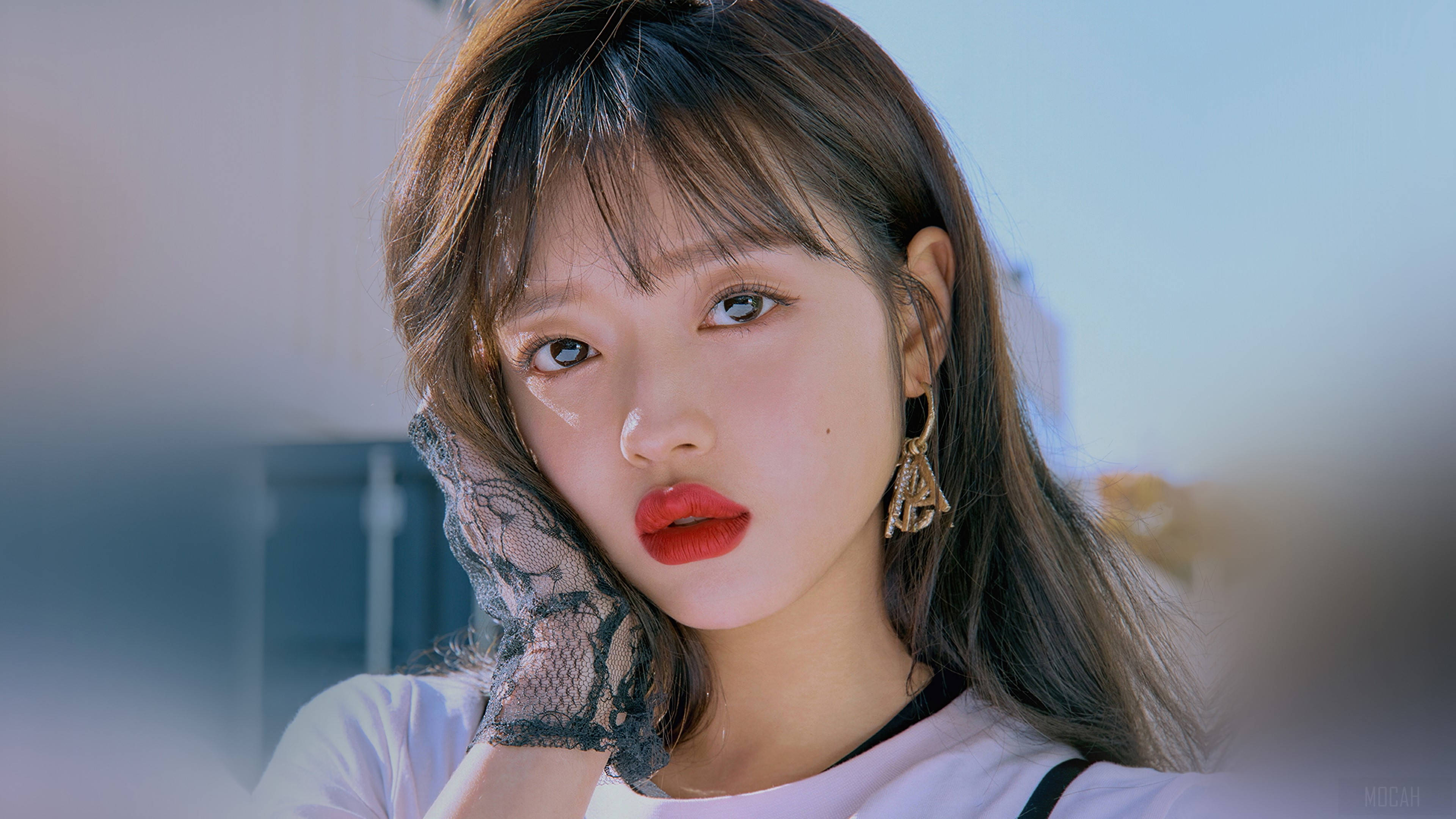 Oh My Girl YooA 紅唇魅力 壁紙 — 一位擁有引人注目藍色眼睛和鮮豔紅唇的年輕女性，戴著黑色蕾絲手套和金耳環，溫柔地凝視著。