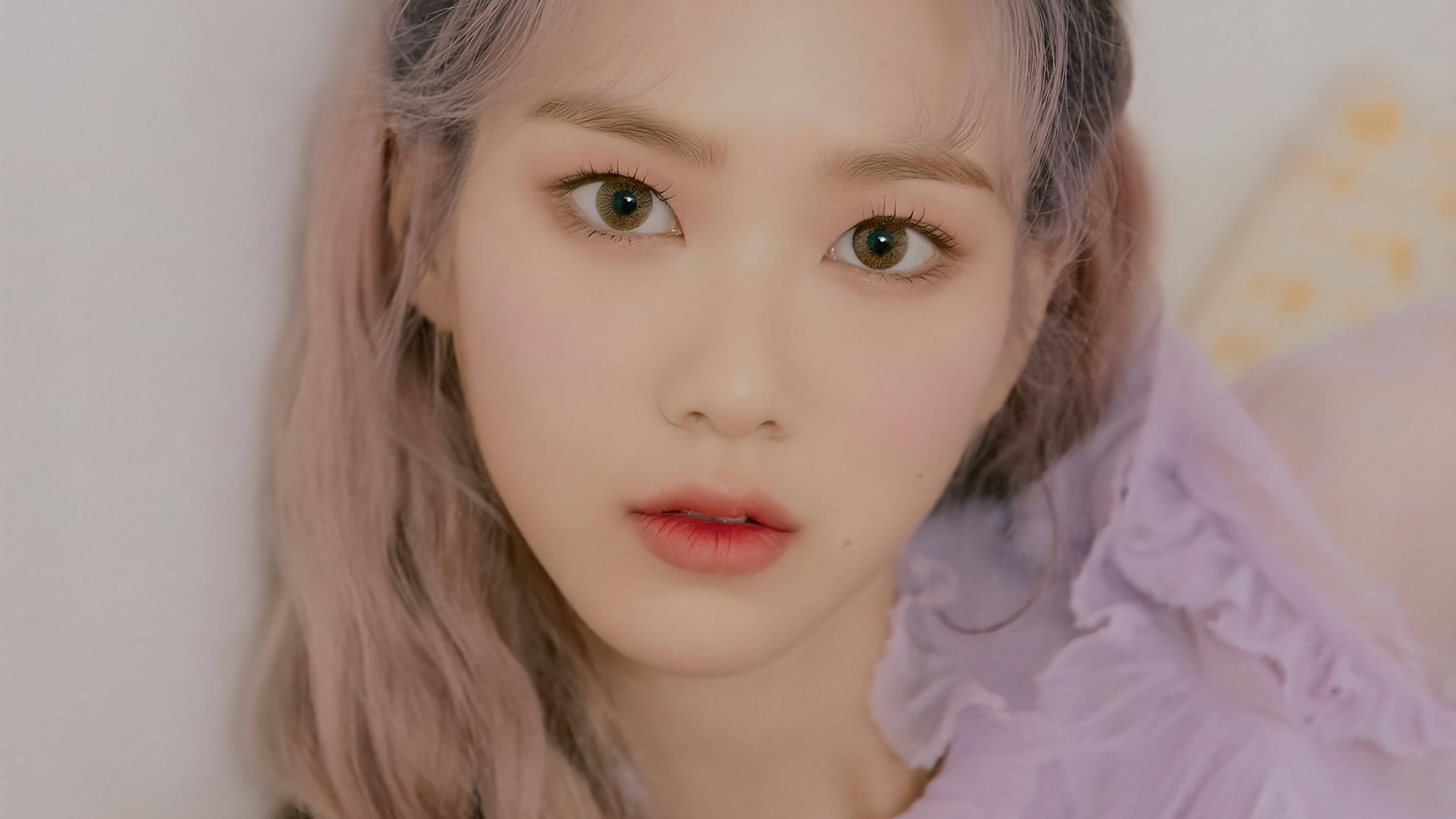 OH MY GIRL 成員Jiho 近照 壁紙 — 一位年輕女性的特寫肖像，擁有柔和的粉紅色頭髮和溫柔的眼睛，穿著薰衣草色荷葉邊上衣。