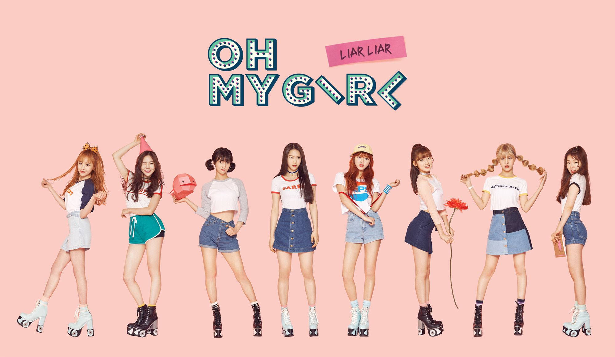 OH MY GIRL《Liar Liar》流行舞蹈表演 壁紙 — 七位時尚年輕女性穿著牛仔短褲和溜冰鞋，在帶有「OH MY GIRL」文字的柔和粉紅色背景前俏皮地擺姿勢。