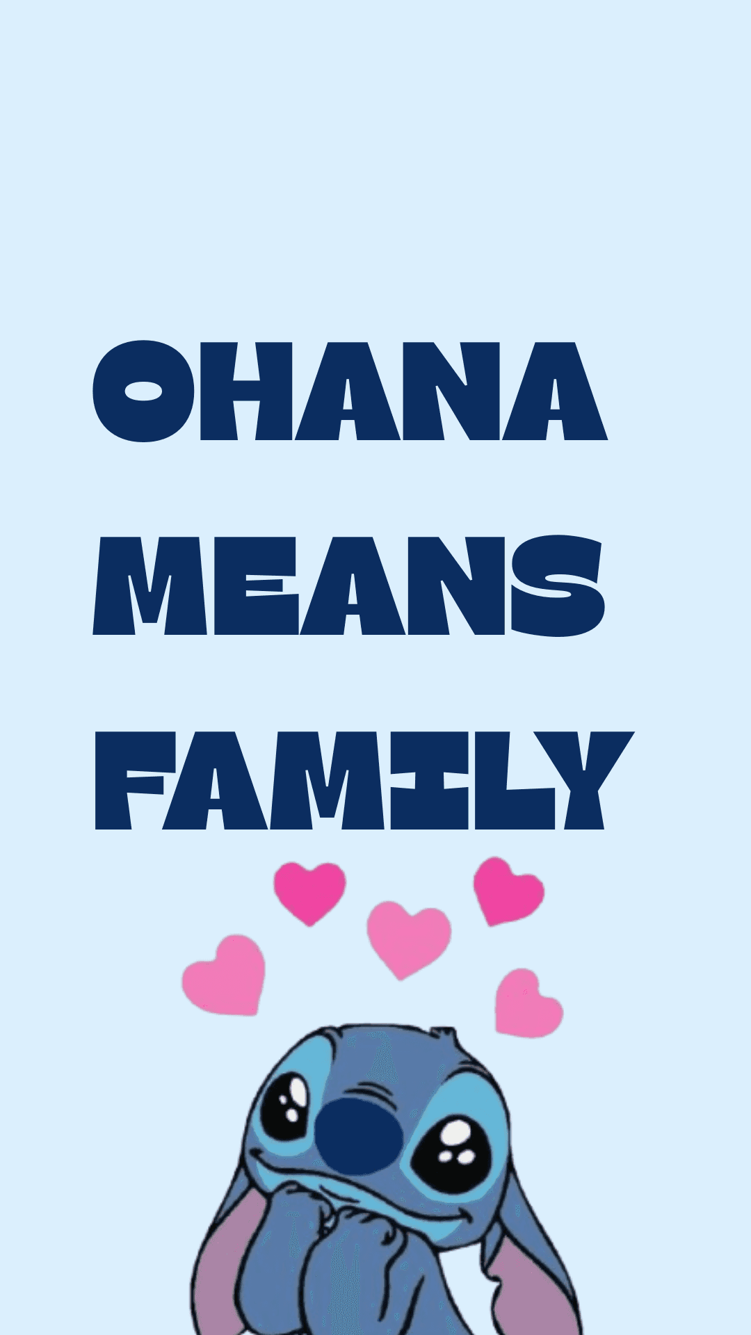 「Ohana 意為家人」史迪奇風格 壁紙 — 藍色卡通角色史迪奇用大眼睛向上望，下方有粗體文字寫著「OHANA MEANS FAMILY」，並有漂浮的粉紅色心形在淺藍色背景上。