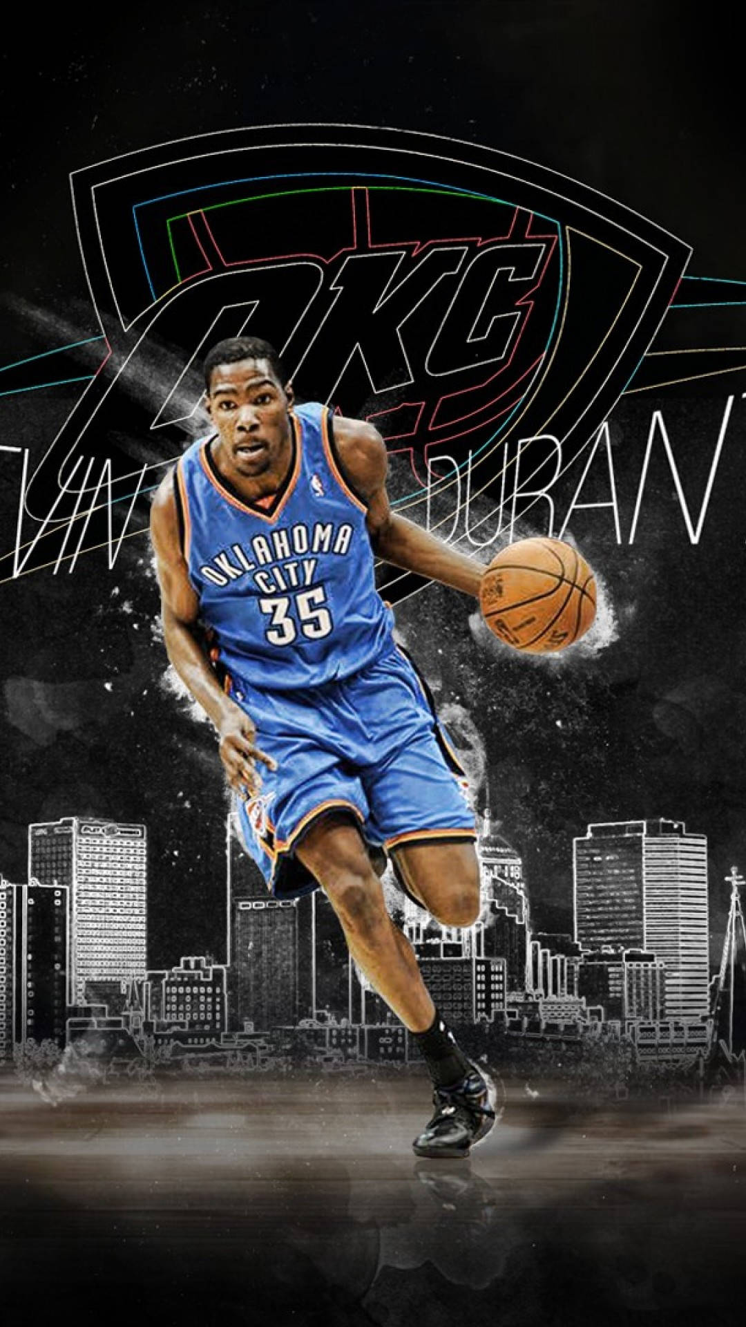 凱文·杜蘭特 OKC 酷炫籃球 iPhone 壁紙 — 籃球運動員Kevin Durant身穿藍色奧克拉荷馬城球衣，在風格化的城市天際線背景下運球。