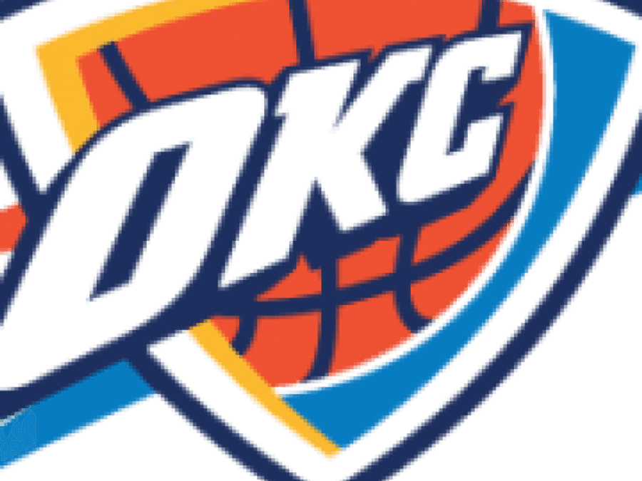 Oklahoma City Thunder 籃球隊標誌特寫 壁紙 — 大膽的OKC籃球標誌，黑色背景上帶有橙色、藍色和黃色的幾何形狀。