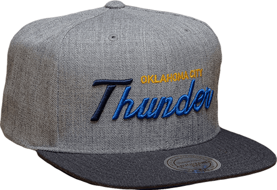 Oklahoma City Thunder 棒球帽 壁紙 — 一頂灰色混色 snapback 帽，帶有藍色和黃色的奧克拉荷馬城雷霆隊刺繡，傾斜地放在柔和的漸變背景上。