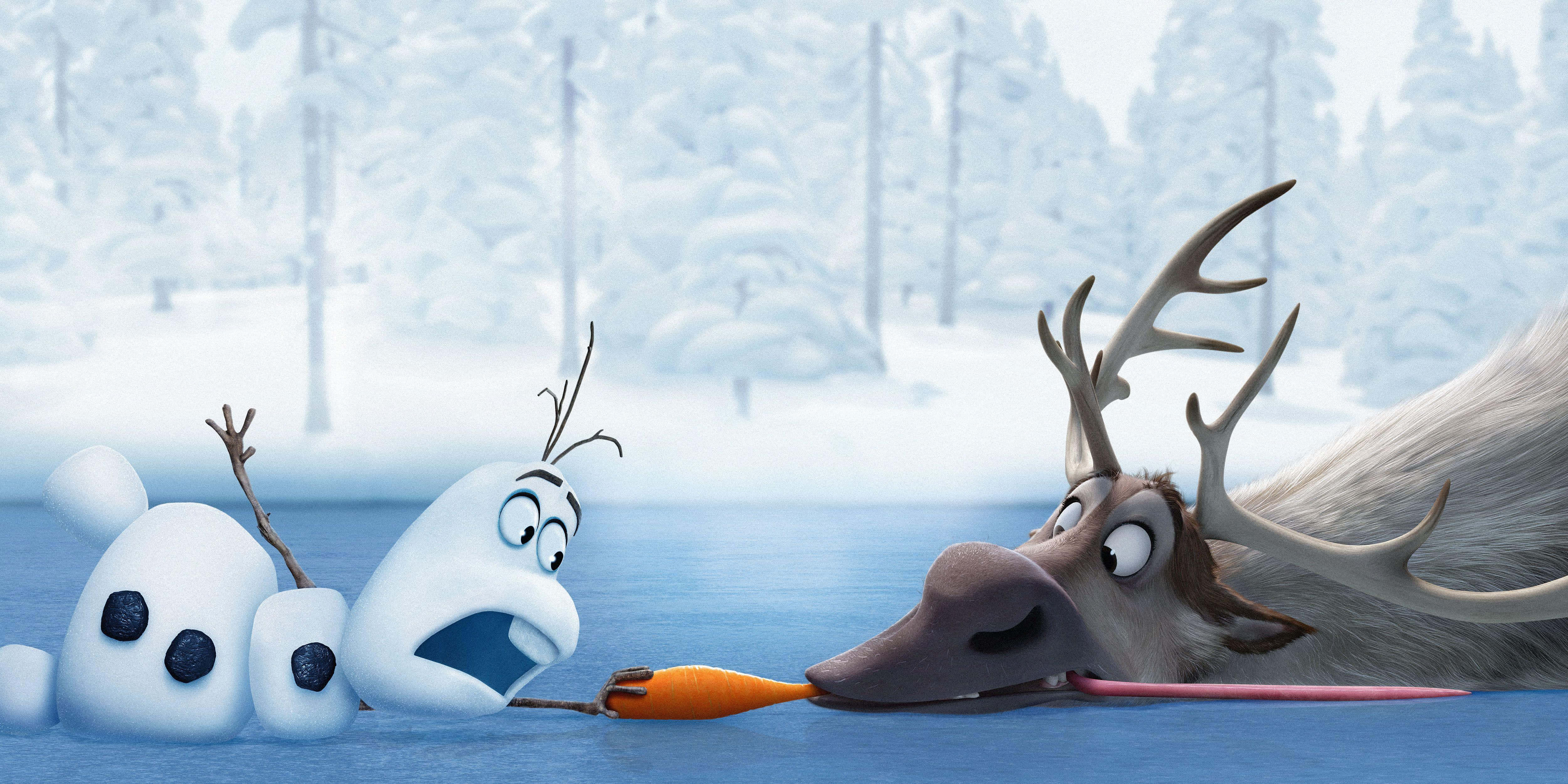 雪人 桌布 壁紙 — Olaf 和 Sven 在冰冷的水中分享一個有趣的時刻，Sven 嚼著胡蘿蔔，而 Olaf 睜大眼睛看著。