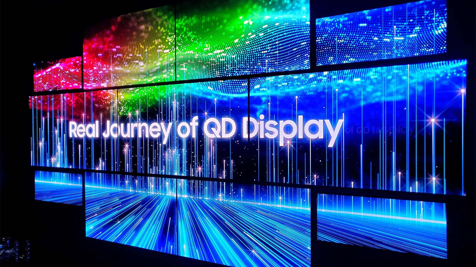 OLED QD 顯示圖 壁紙 — 一個大型彎曲數碼顯示牆在深色背景上展示鮮豔的抽象光跡和文字「Real Journey of QD Display」。