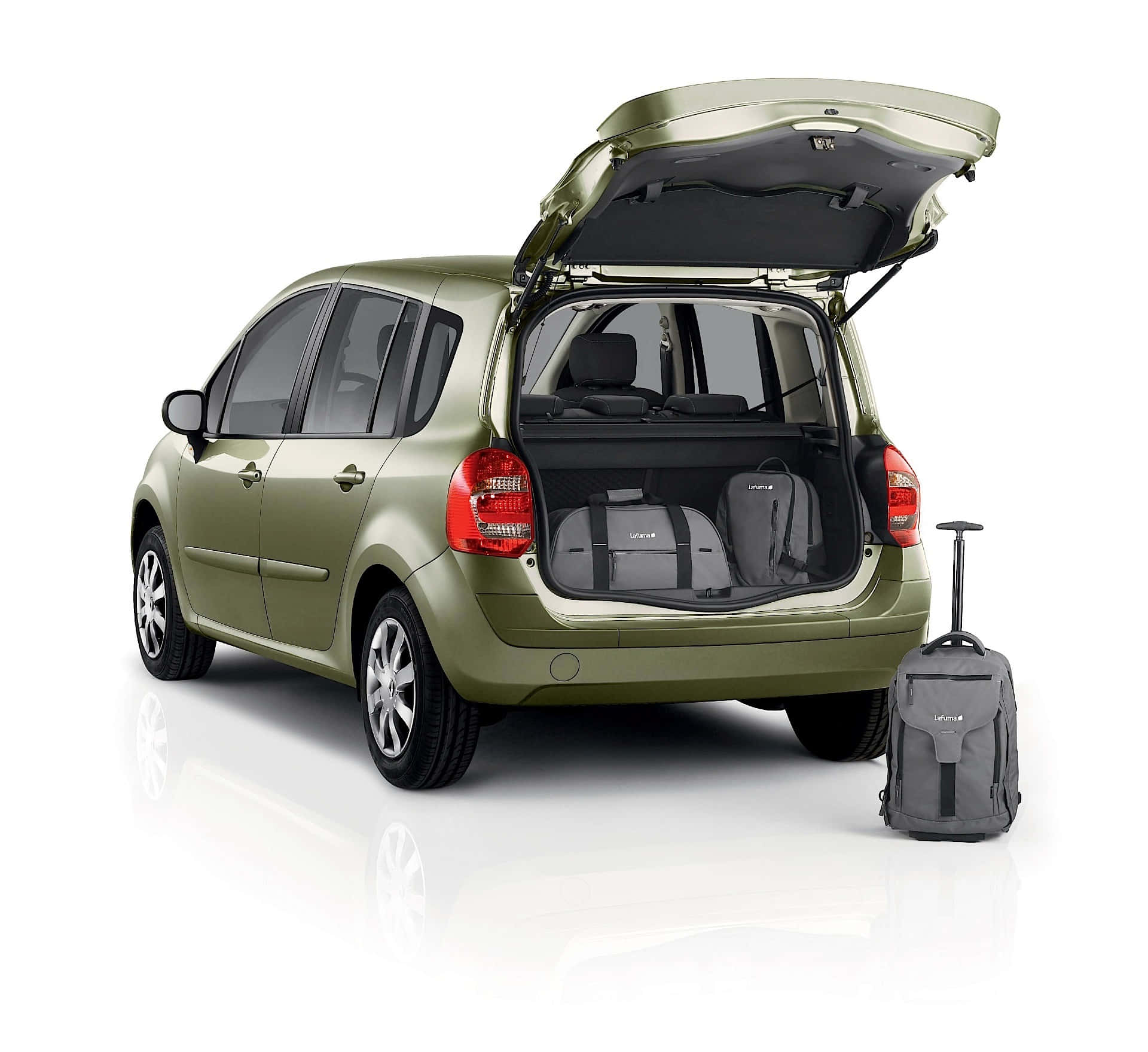 Renault Modus 桌布 壁紙 — 橄欖綠色小型車，後車廂打開，裝滿灰色行李和一個滾輪行李箱，旁邊是白色攝影棚地板。