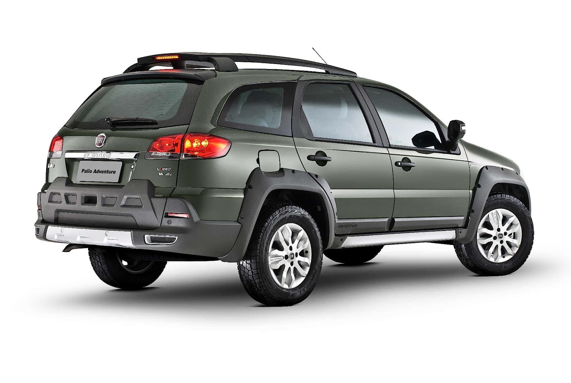Fiat Palio 桌布 壁紙 — 橄欖綠色 Fiat Palio Adventure SUV，配備車頂行李架和堅固輪胎，於工作室拍攝展示。