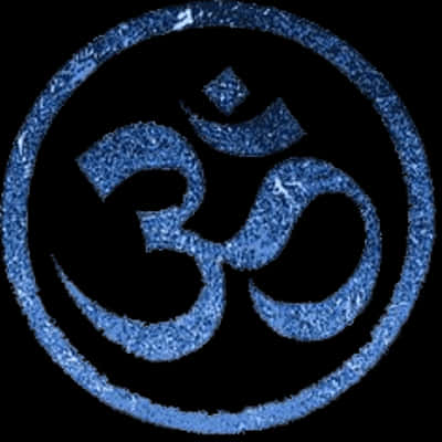 閃耀藍色 Om 象徵 壁紙 — 一個發光的藍色紋理唵(Om)符號在純黑背景上散發著靈性能量。