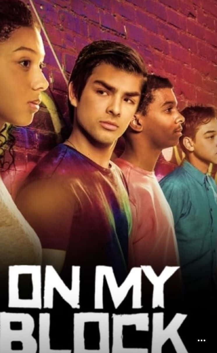 《On My Block》電視劇海報 壁紙 — 四個年輕人側身站在充滿活力的紫色磚牆前，牆上以粗體白色字體寫著「ON MY BLOCK」。