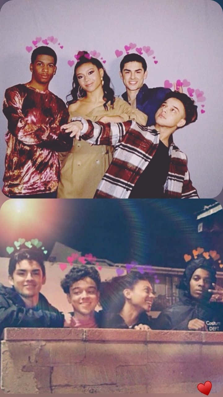 《On My Block》可愛心形濾鏡 壁紙 — 四個年輕人一起擺姿勢，帶有心形圖案的分屏照片，其中一個面板是夜晚的城市燈光。