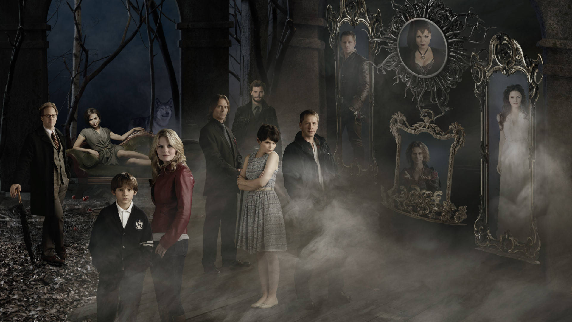《Once Upon A Time》第三季 壁紙 — 一群角色站在霧氣瀰漫的哥德式大廳中，華麗的鏡子映照出幽靈般的人物和陰影中的狼。