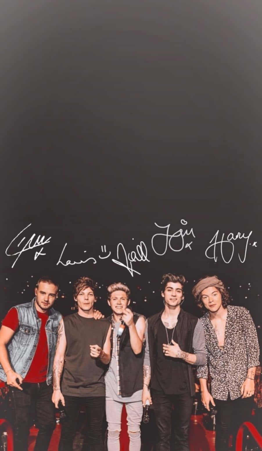One Direction 成員簽名 iPhone 壁紙 — 五個年輕男子穿著休閒舞台服裝，在黑暗背景和紅色舞台燈光下一起擺姿勢，上方有手寫名字。