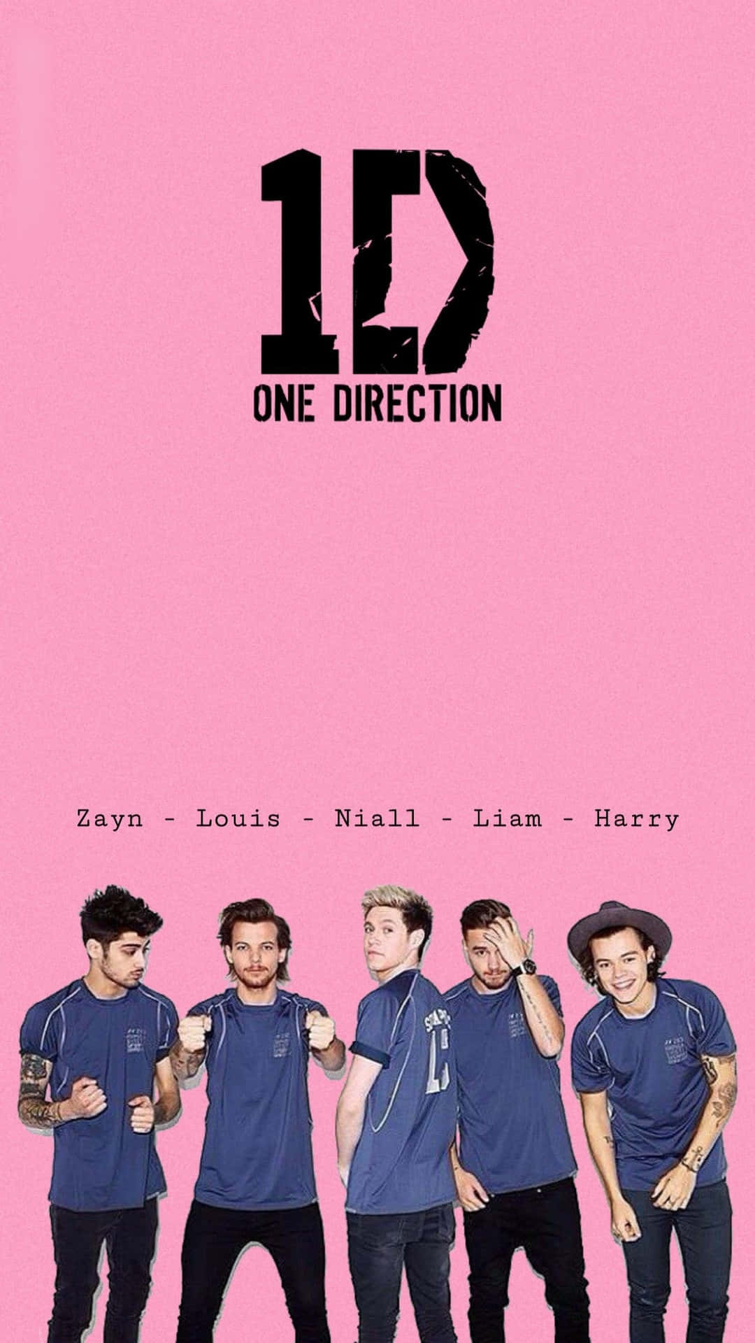One Direction 樂隊成員身穿藍色襯衫，在粉色背景上帶有標誌